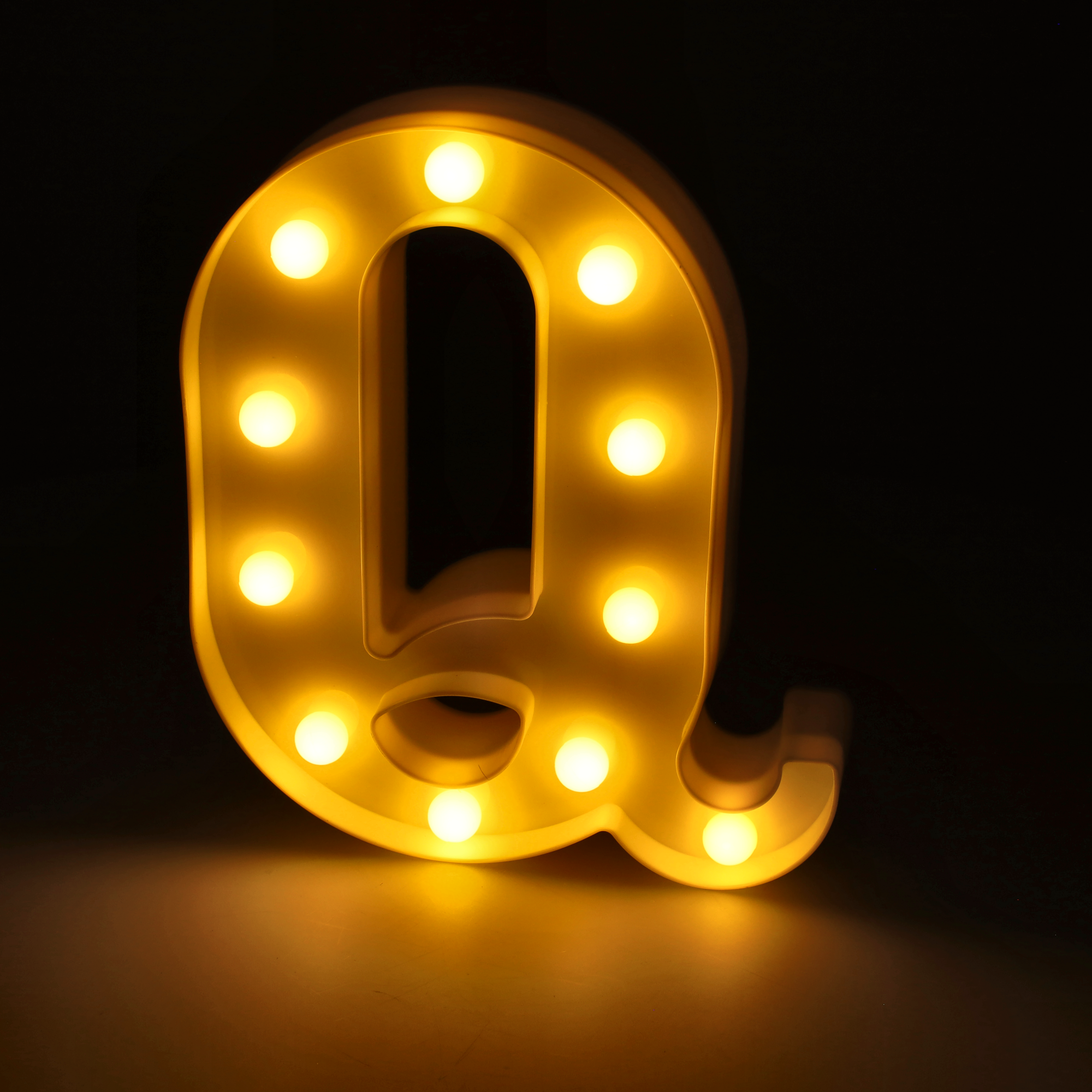 Litera LED "Q" podświetlana ciepłym białym światłem, wysokość 22 cm, zasilanie bateryjne 2*AA