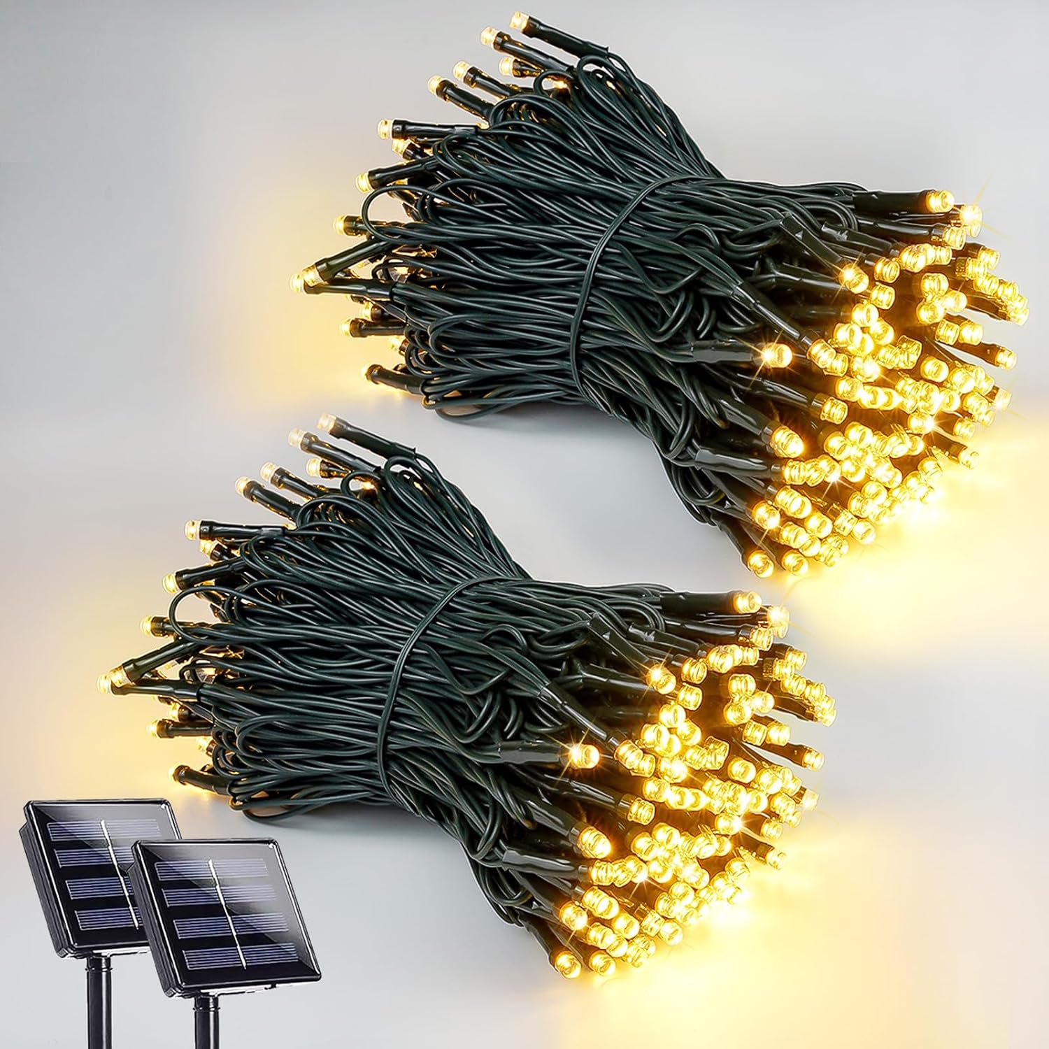 Dwa sznury po 200 lampek solarnych LED każdy, wodoodporne, świecące ciepłym, białym światłem.