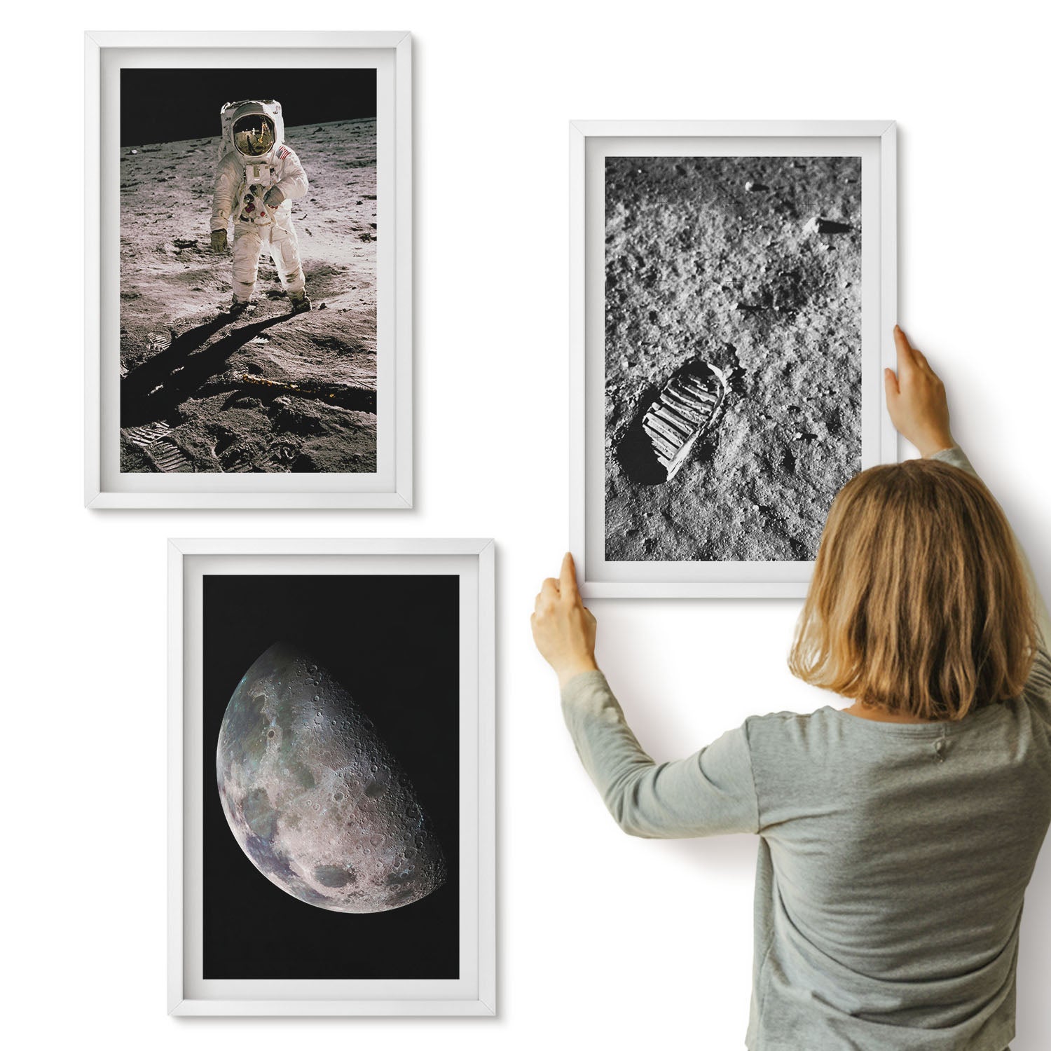 Galeria ścienna 3-częściowy komplet obrazów w białych ramach - Astronauta na Księżycu ślad stopy zdjęcia - ArtPrintCave