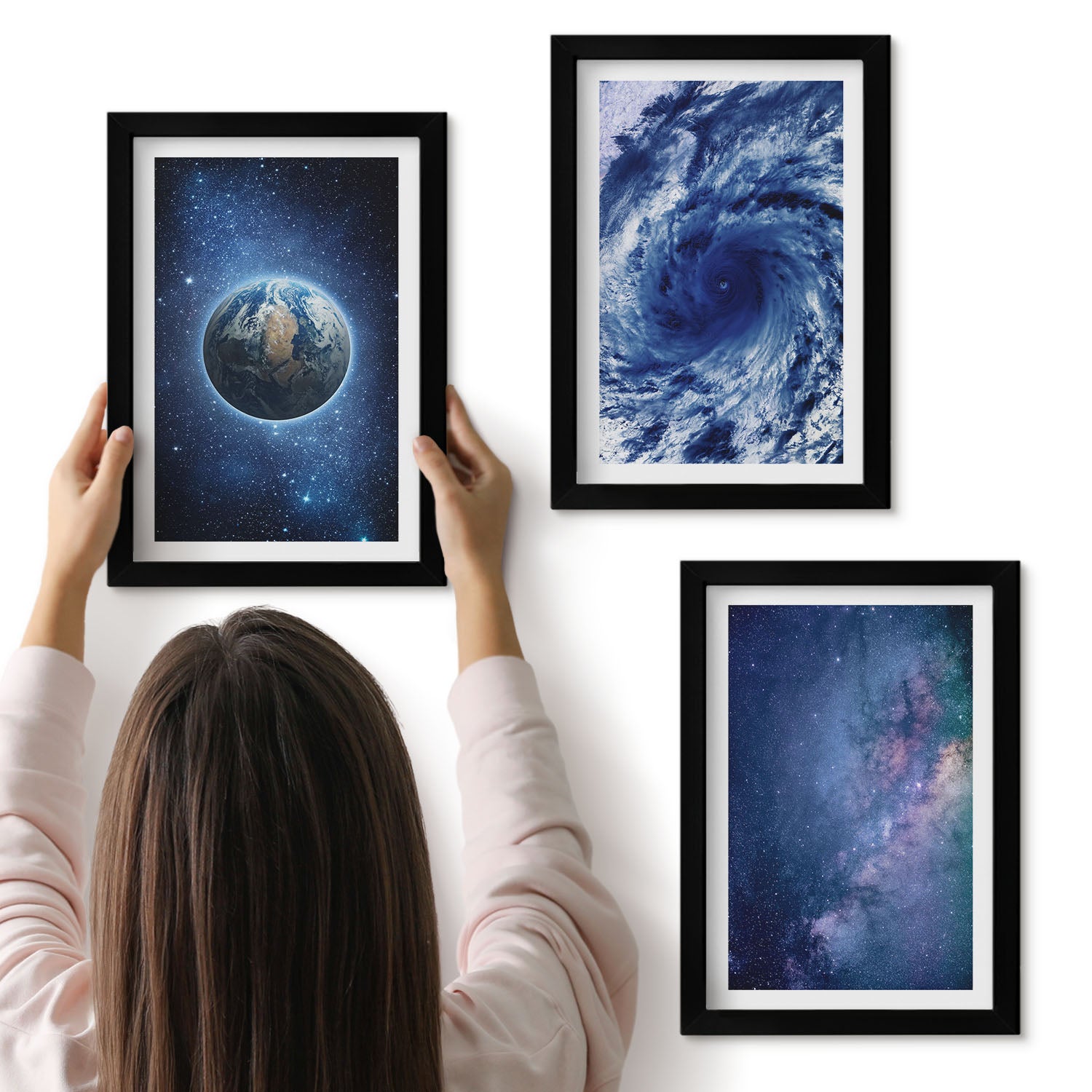 Galeria ścienna 3-częściowy komplet obrazów w czarnych ramach - Ziemia w kosmosie burza i galaktyka gwiazd - ArtPrintCave