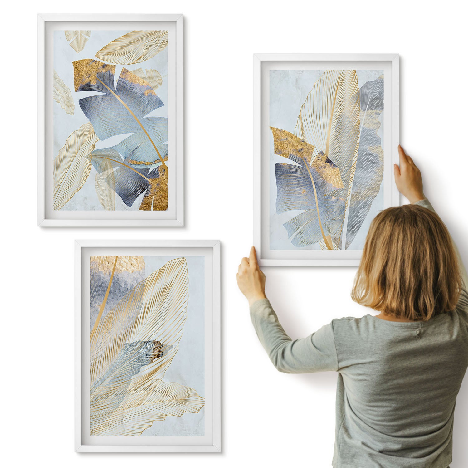 Galeria ścienna 3-częściowy komplet obrazów w białych ramach - Liście w odcieniach niebieskiego i beżu na tle jasnym - ArtPrintCave