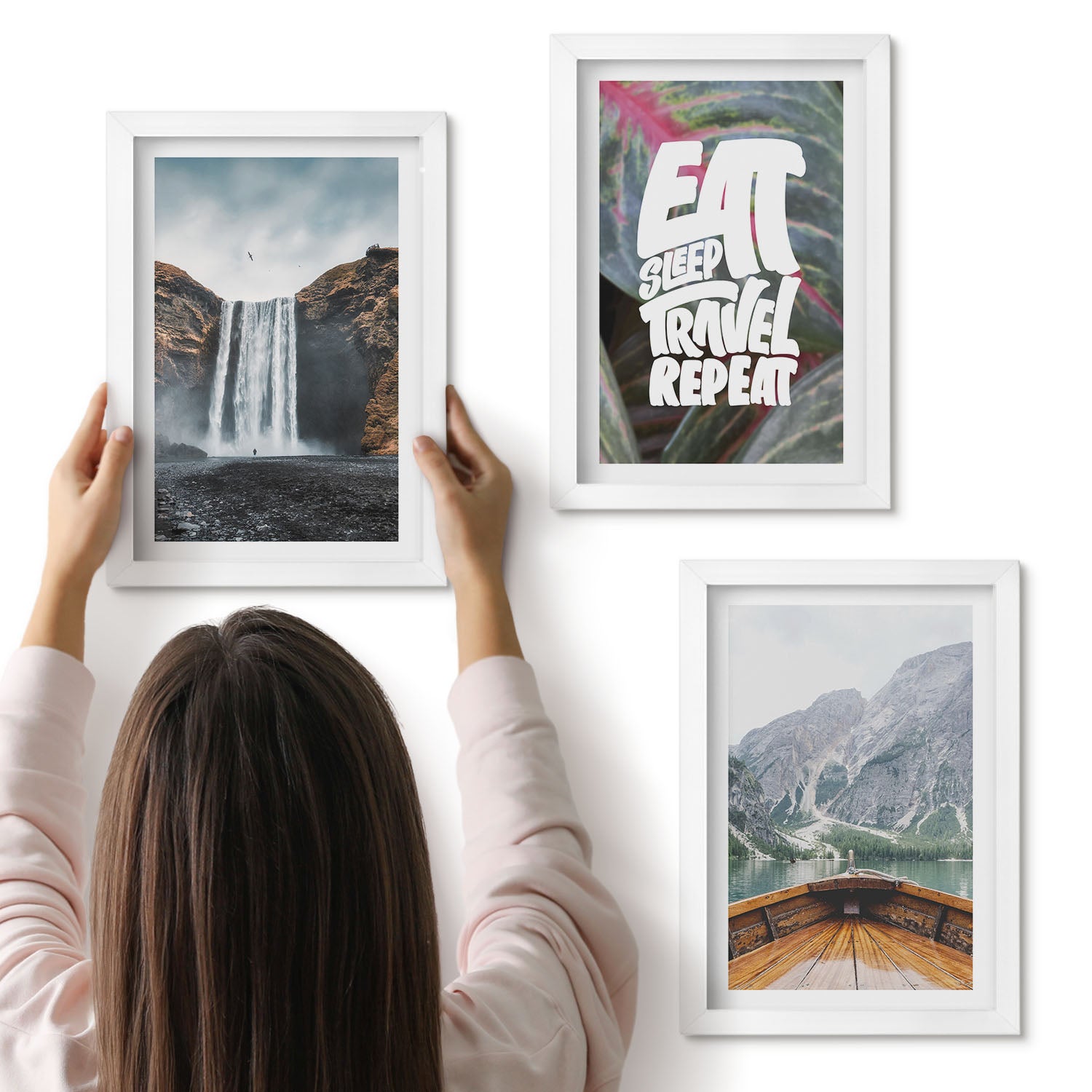 Galeria ścienna 3-częściowy komplet obrazów w białych ramach - Wodospad góry podróże natura łódź i roślinność - ArtPrintCave