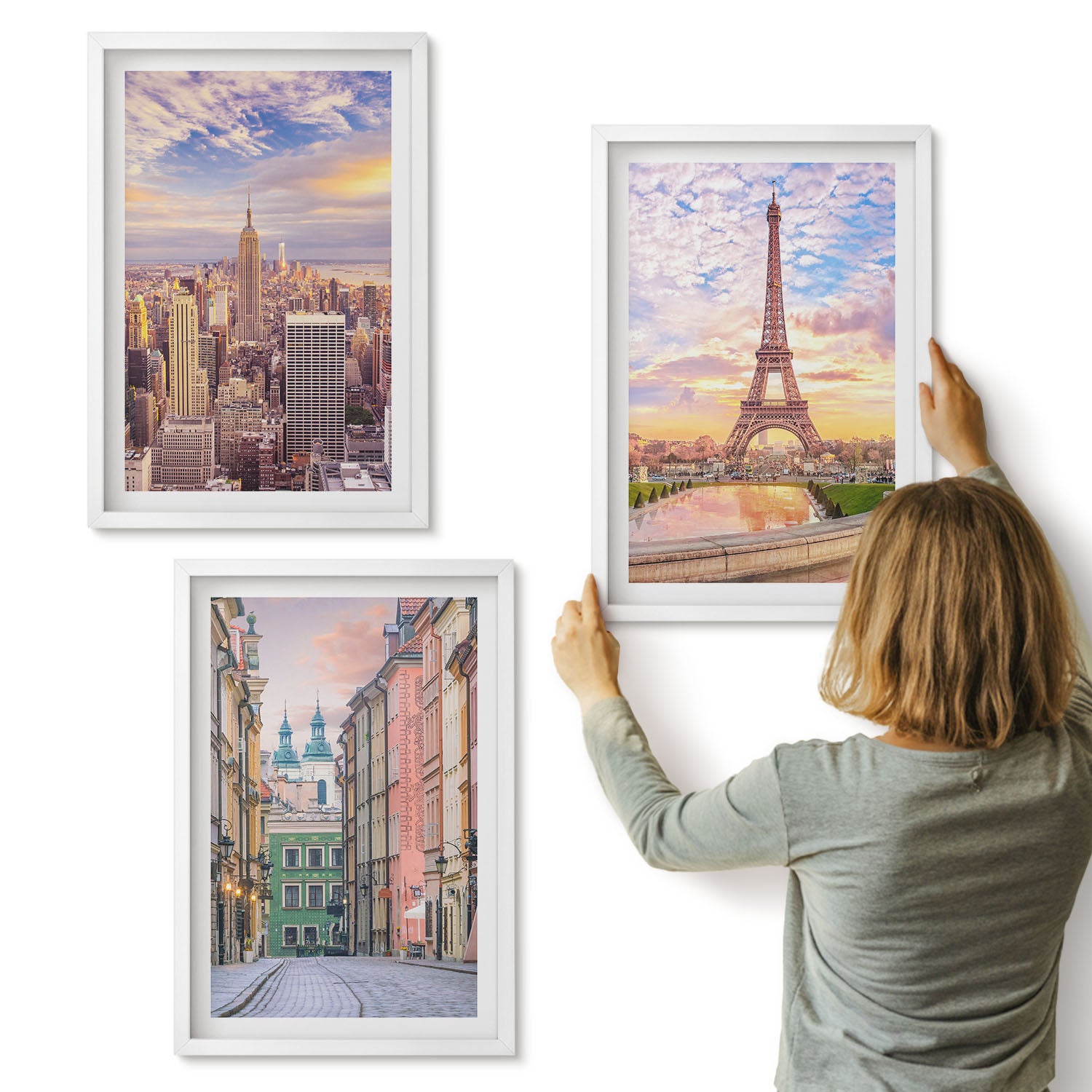Galeria ścienna 3-częściowy komplet obrazów w białych ramach - Widok na miasta Nowy Jork Paryż i Warszawę o zmierzchu - ArtPrintCave