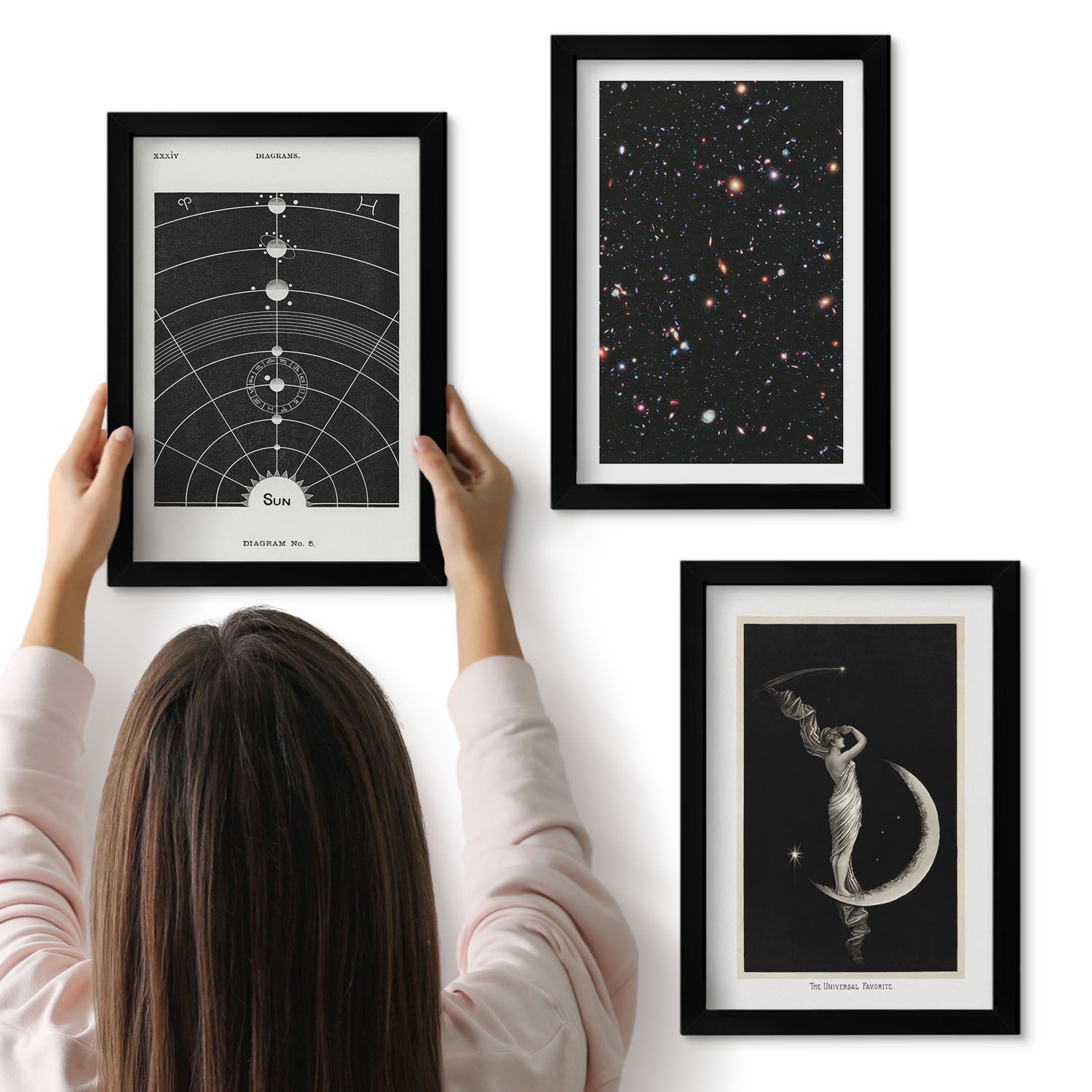 Galeria ścienna 3-częściowy komplet obrazów w czarnych ramach - Układ słoneczny galaktyka nocna postać na księżycu - ArtPrintCave