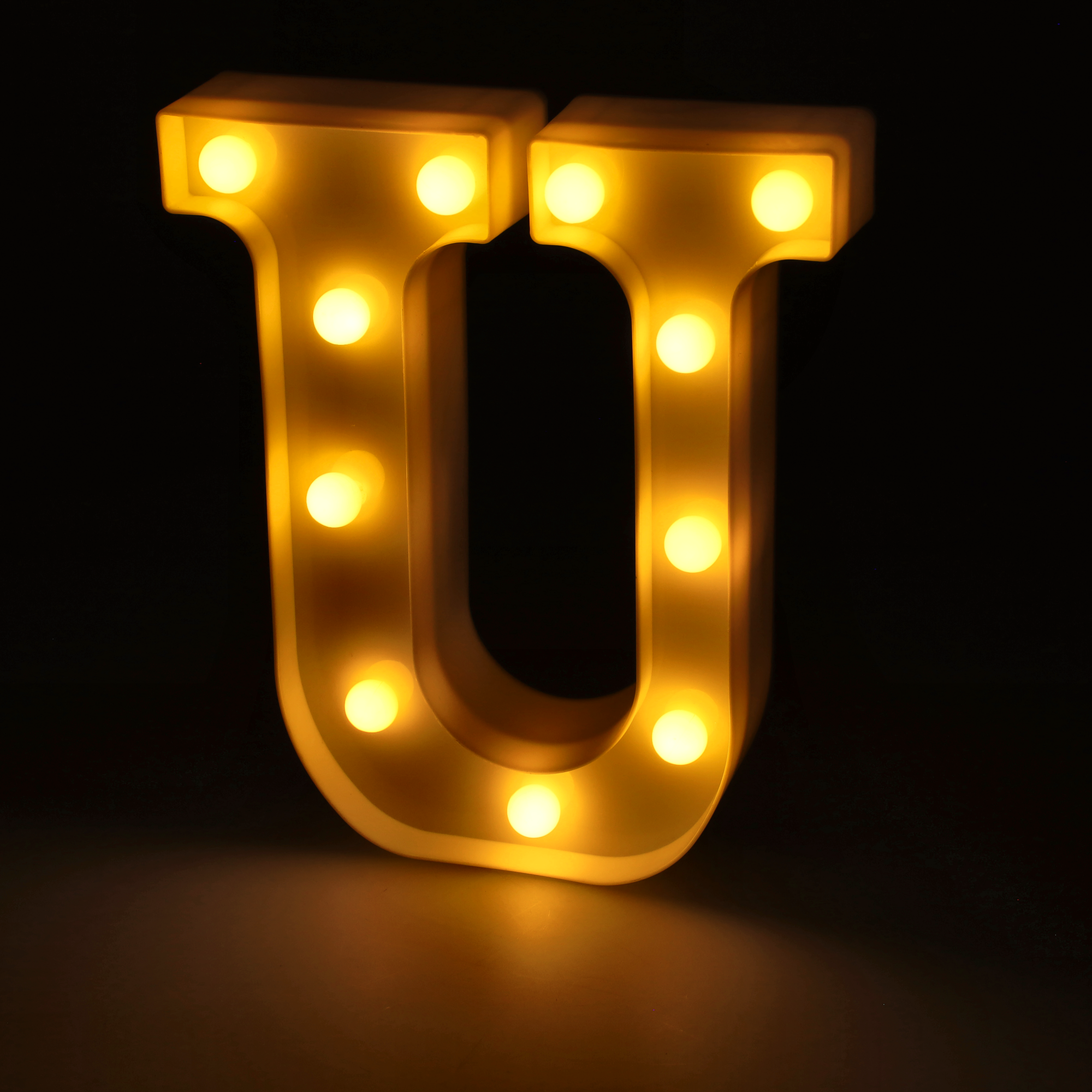 Litera LED "U" podświetlana ciepłym białym światłem, wysokość 22 cm, zasilanie bateryjne 2*AA