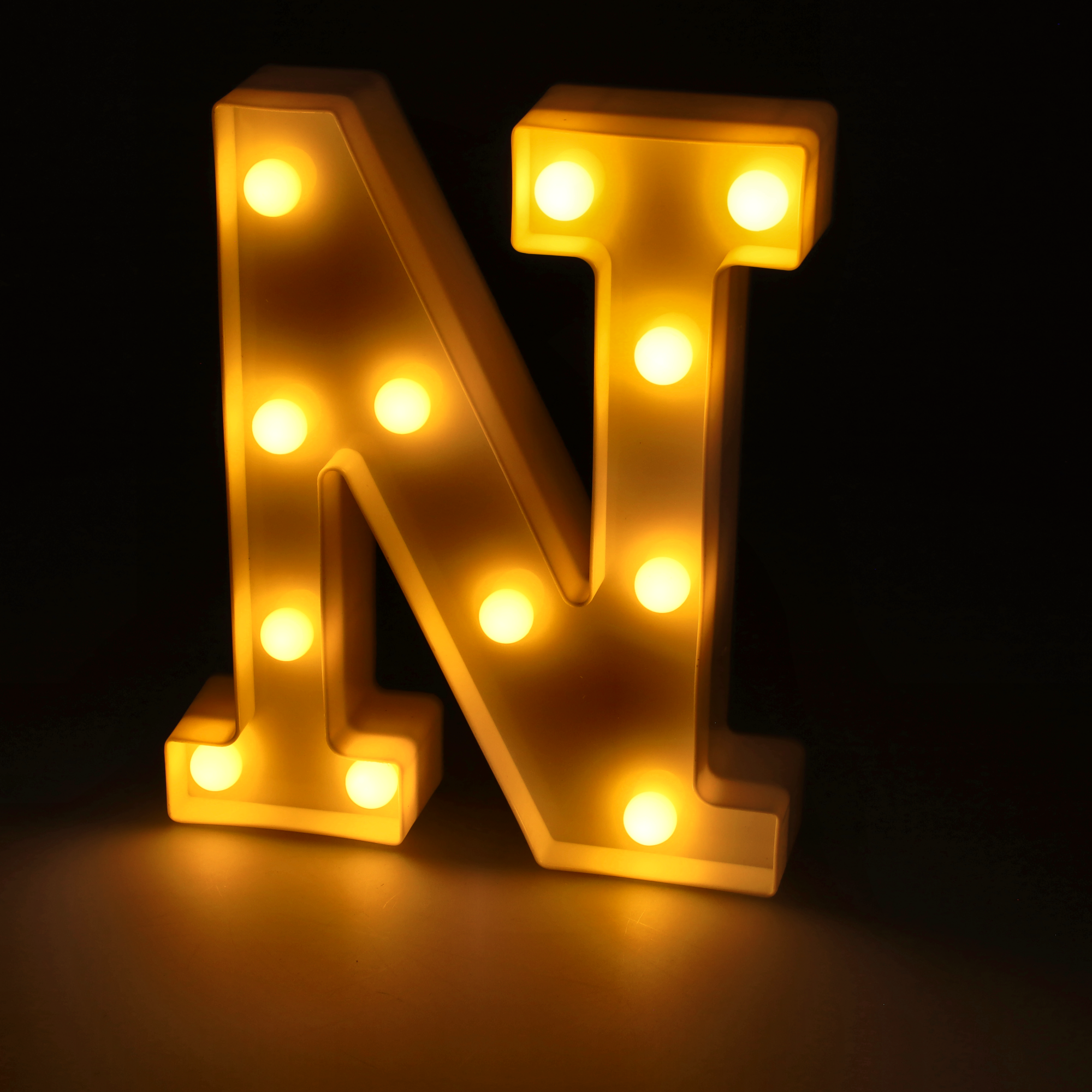 Litera LED "N" podświetlana ciepłym białym światłem, wysokość 22 cm, zasilanie bateryjne 2*AA