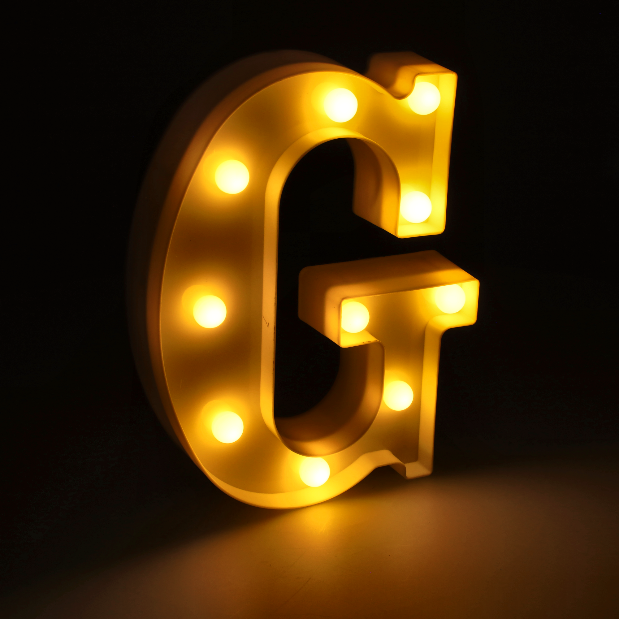 Litera LED "G" podświetlana ciepłym białym światłem, wysokość 22 cm, zasilanie bateryjne 2*AA