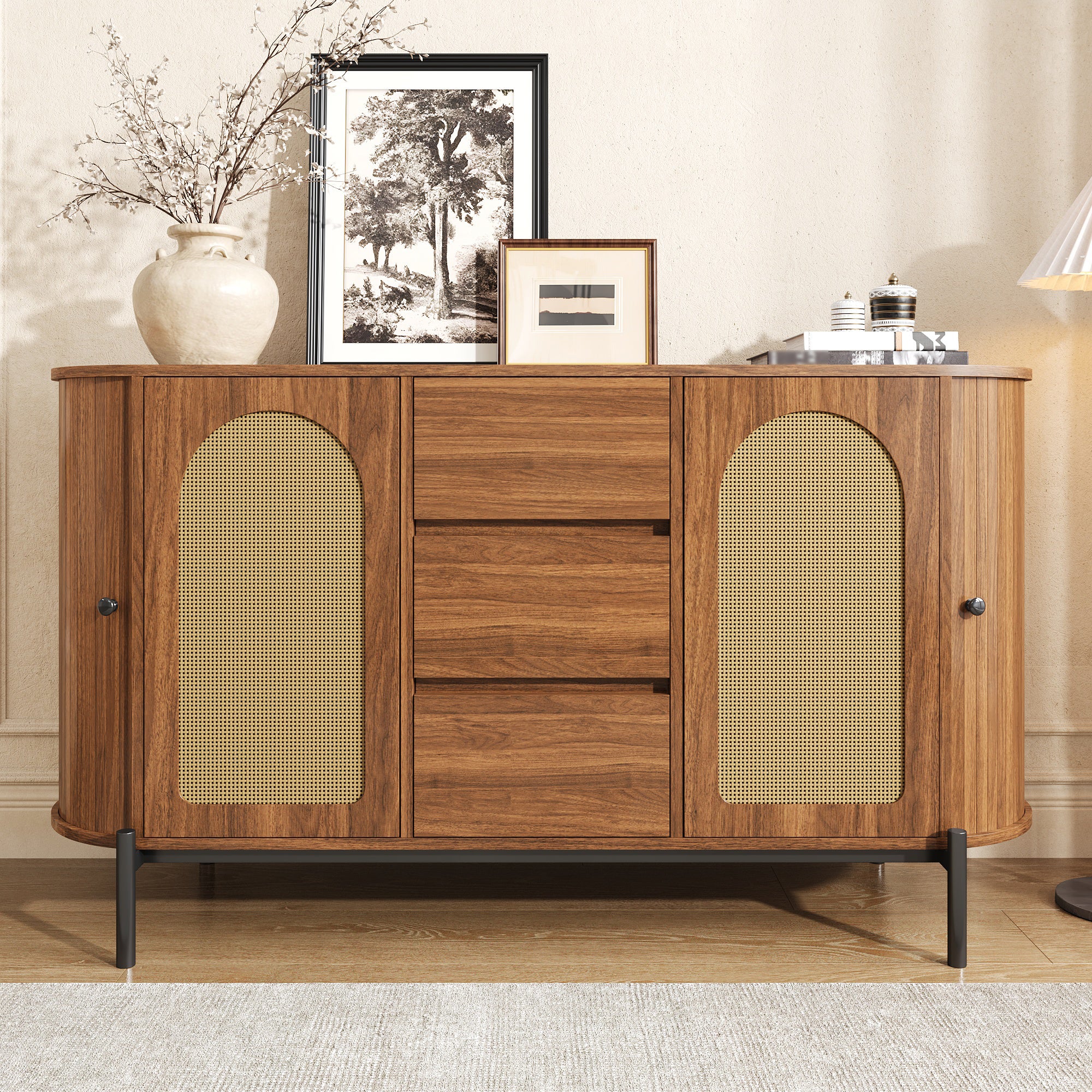 Komoda owalna z 2 drzwiami przesuwnymi, 3 szufladami i 2 drzwiami rattanowymi - 140 x 38 x 77,5 cm - Płyta MDF - Nogi metalowe - Orzech