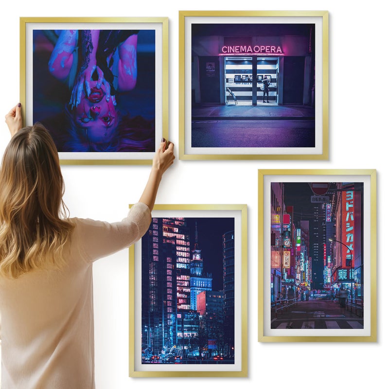 Galeria ścienna 4-częściowy komplet obrazów w złotych ramach - Nocne miasto z neonami i kinowym wejściem - ArtPrintCave
