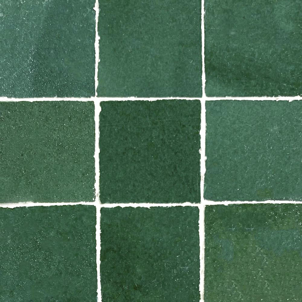 Zellige "Avocado" – patchwork płytek Zellige w kolorze ciemnozielonym 10×10 cm – 100 szt., 1 m² – płytki ścienne do łazienek i kuchni.
