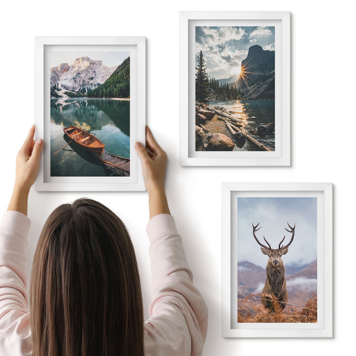 Galeria ścienna 3-częściowy komplet obrazów w białych ramach - Górskie jezioro łódź zachód słońca jeleń w naturze - ArtPrintCave