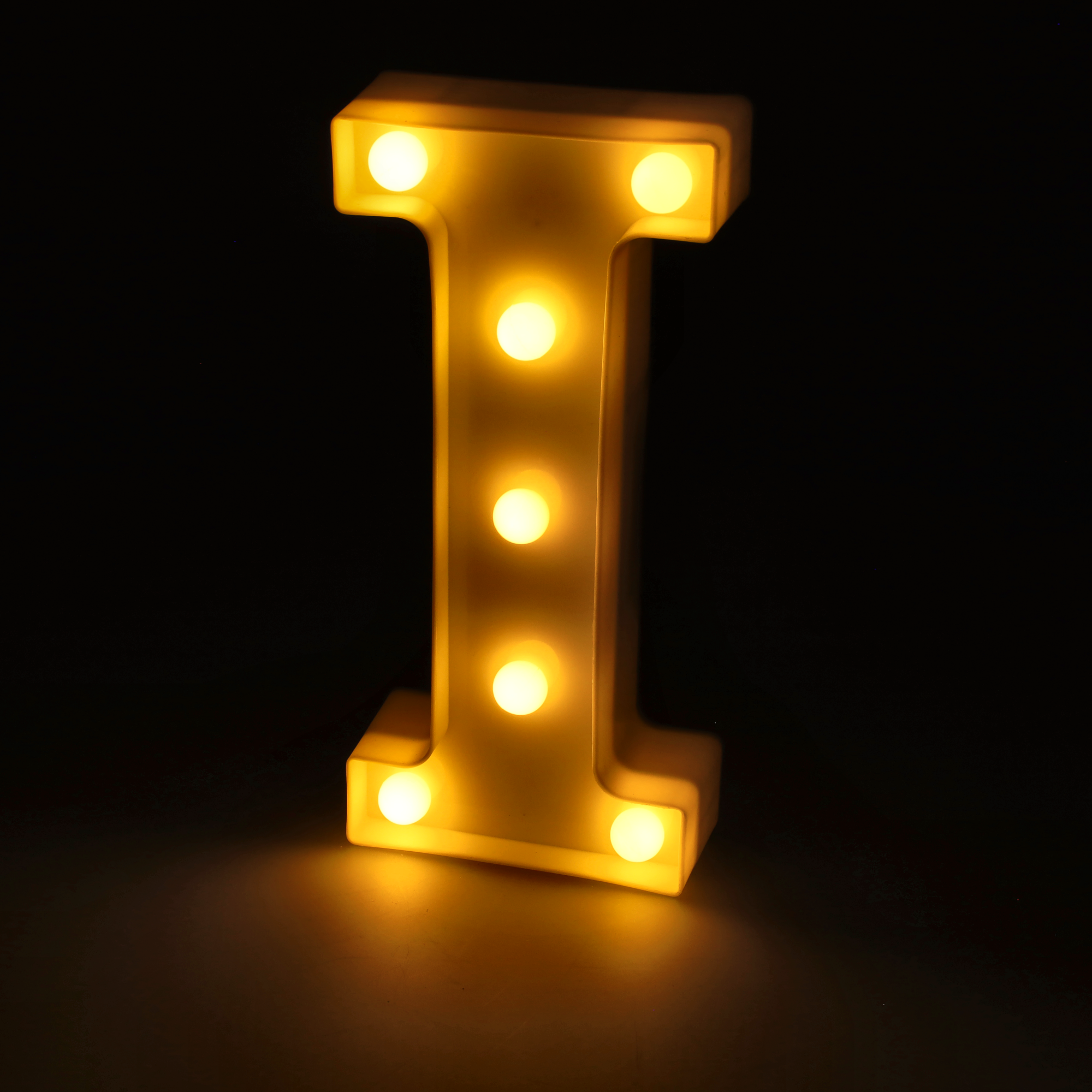 Litera LED "I" podświetlana ciepłym białym światłem, wysokość 22 cm, zasilanie bateryjne 2*AA