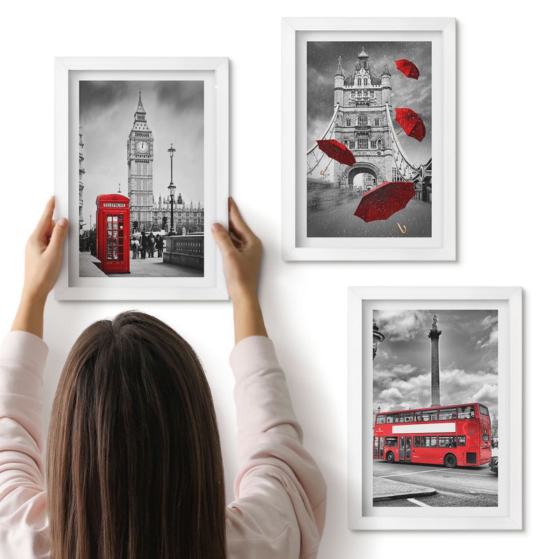 Galeria ścienna 3-częściowy komplet obrazów w białych ramach - Londyńskie widoki z czerwoną parasolką i autobusem - ArtPrintCave