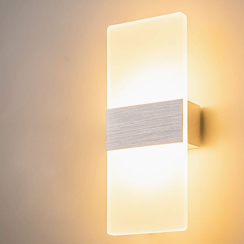 Minimalistyczna lampa ścienna LED 6 W do użytku wewnątrz pomieszczeń, z wykończeniem w kolorze szczotkowanego złota, idealna do sypialni i balkonów;
