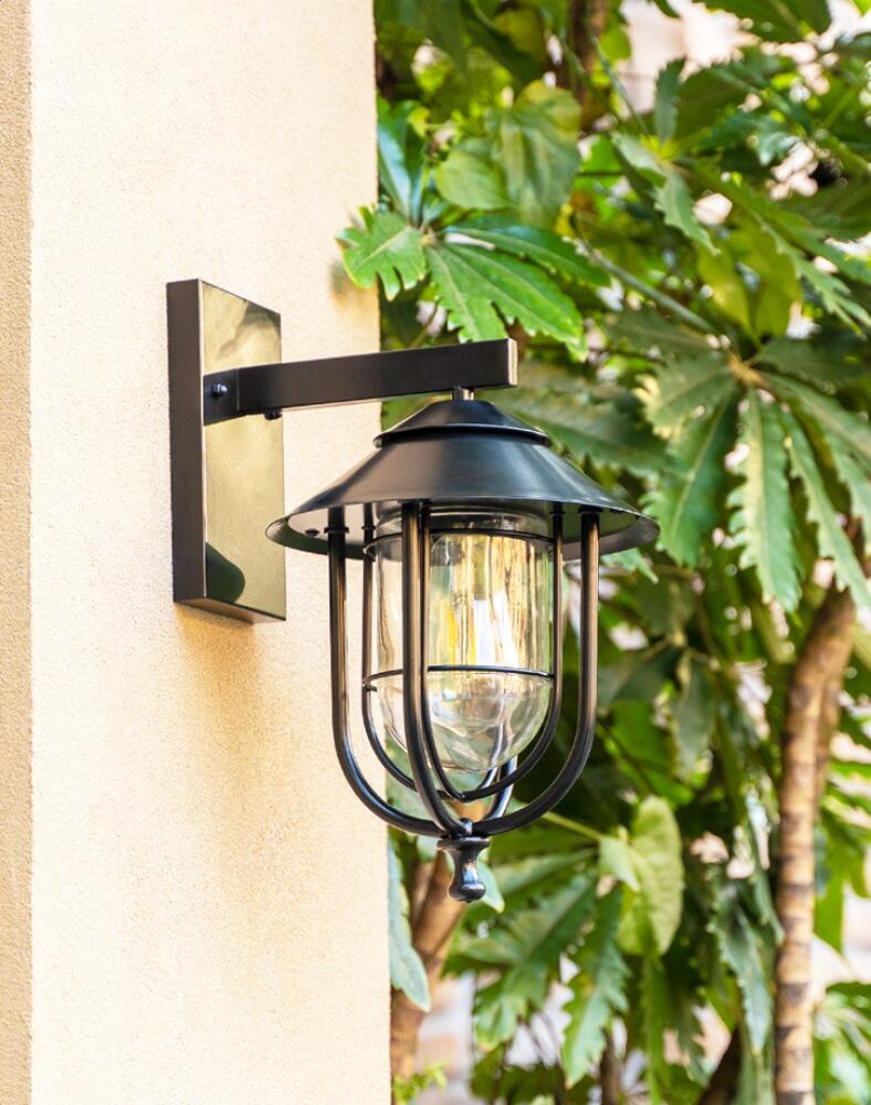 Kinkiet w kształcie klatki dla ptaków, wysokość 29 cm, moc 12 W (w tym trójkolorowa żarówka LED). Nadaje się do stosowania zarówno wewnątrz, jak i na