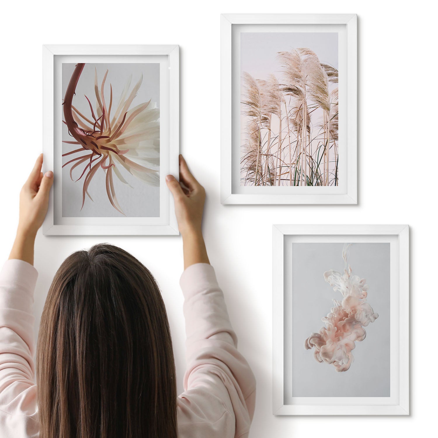 Galeria ścienna 3-częściowy komplet obrazów w białych ramach - Kwiaty i trawy na jasnym tle w harmonijnym zestawie - ArtPrintCave