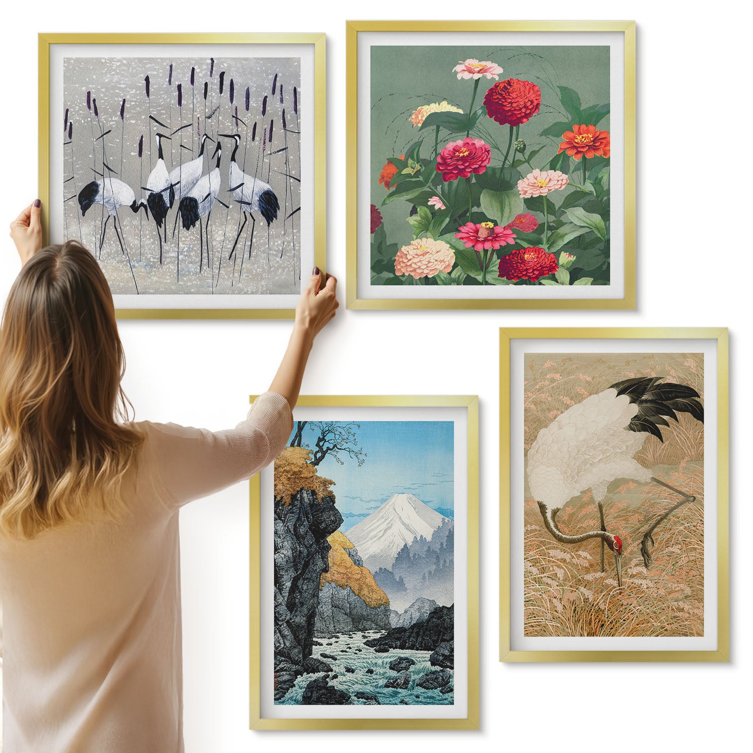 Galeria ścienna 4-częściowy komplet obrazów w złotych ramach - Góry w krajobrazie rzeka kwiaty i żurawie w trawie - ArtPrintCave
