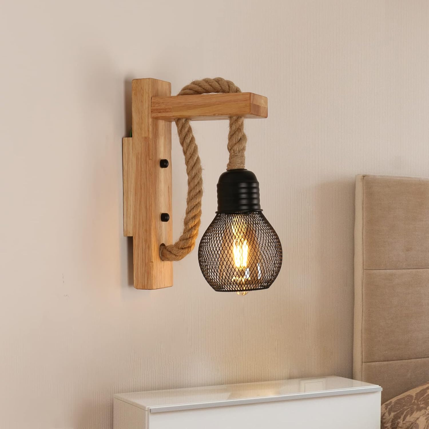 Kinkiet w stylu vintage industrial, rustykalny kinkiet z drewna, lampa ścienna z czarnym metalowym kloszem, kinkiety wewnętrzne.