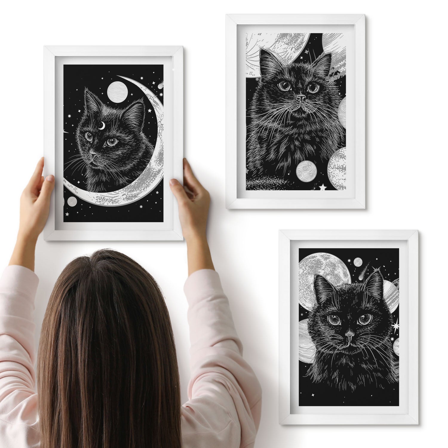 Galeria ścienna 3-częściowy komplet obrazów w białych ramach - Czarne koty na tle księżyca i planet w kosmosie - ArtPrintCave