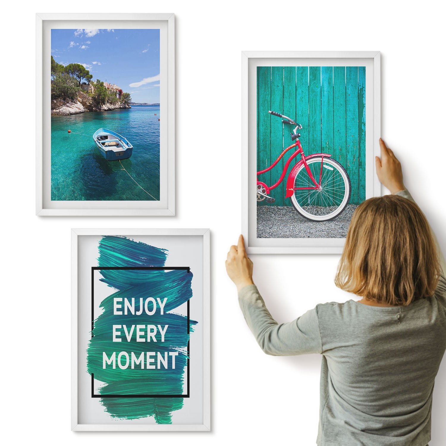 Galeria ścienna 3-częściowy komplet obrazów w białych ramach - Widok na morze z łodzią rower inspirujący napis - ArtPrintCave