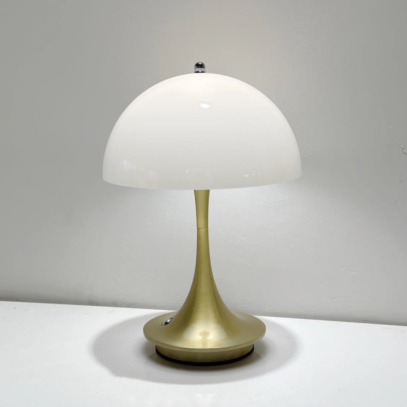 Bezprzewodowa lampa stołowa grzybek lampka biurkowa z możliwością ładowania lampka nocna LED stylu retro kolory regulacją temperatury barwowej złota