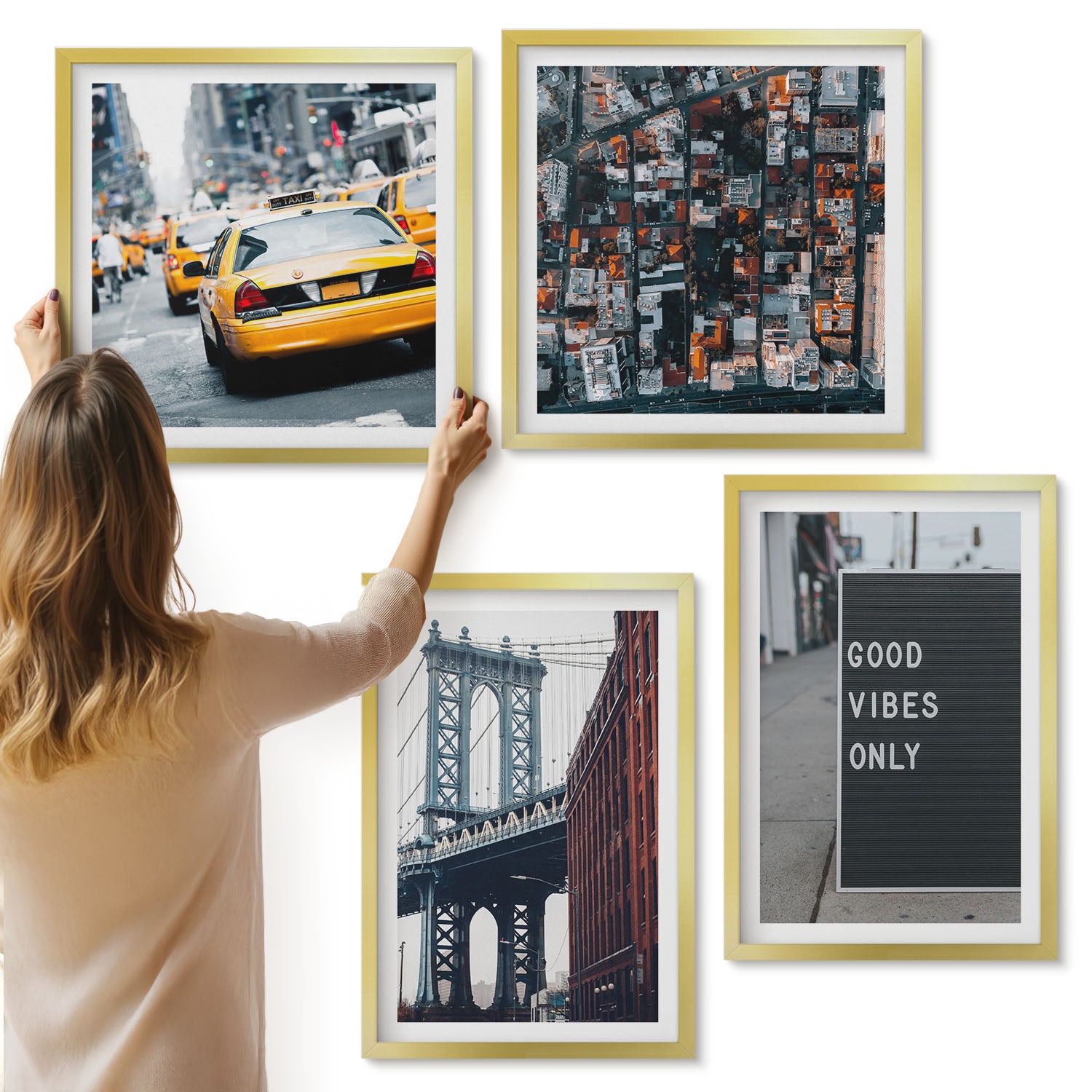 Galeria ścienna 4-częściowy komplet obrazów w złotych ramach - Most w mieście napisy na ulicy widok z lotu ptaka - ArtPrintCave