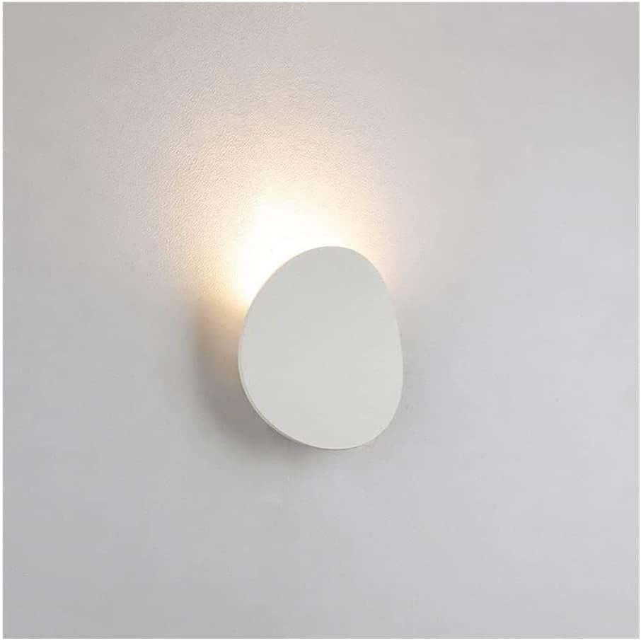 Jednoczęściowa podstawa lampy ściennej, płaska, okrągła i kompaktowa, wykonana jest z wodoodpornego, matowego, białego odlewu aluminiowego i rozprasz
