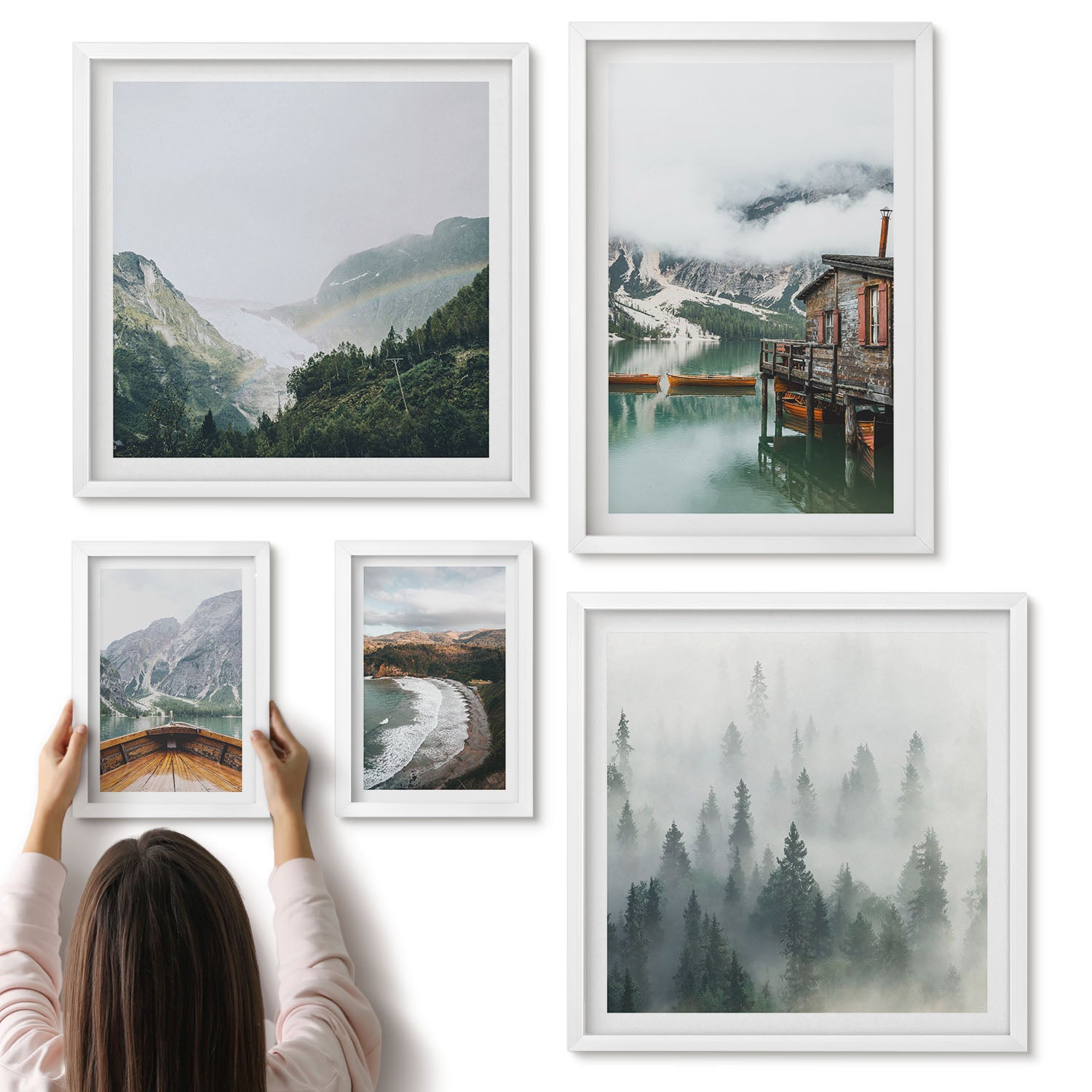 Galeria ścienna 5-częściowy komplet obrazów w białych ramach - Górskie pejzaże z domkami nad wodą i lasami - ArtPrintCave
