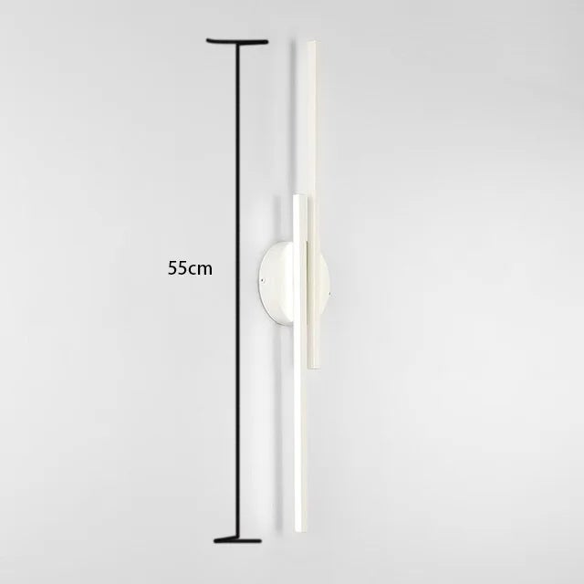 Lampa o równoległych liniach sprawdzi się w sypialniach, salonach, hotelach, na klatkach schodowych i korytarzach (długość 55 cm, białe, trójkolorowe
