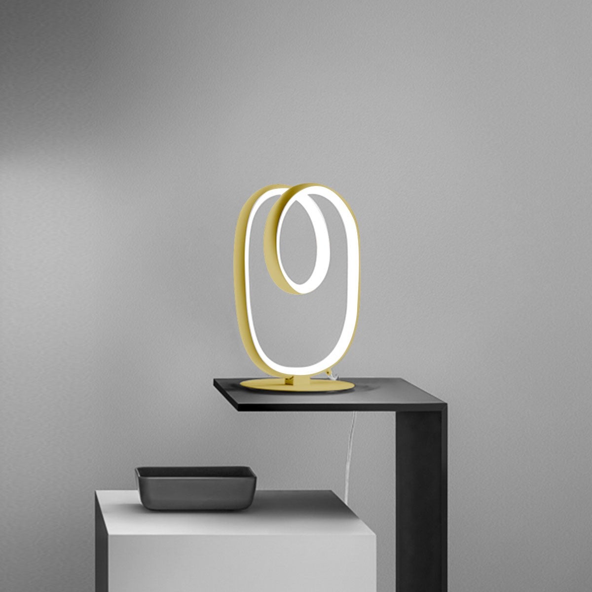Lampa stołowa Diva L Gold – 17 W, 3000 K, 780 lm, klosz LED z aluminium i silikonu, dyfuzja 360 stopni, zintegrowana ściemnialna – Gealuce