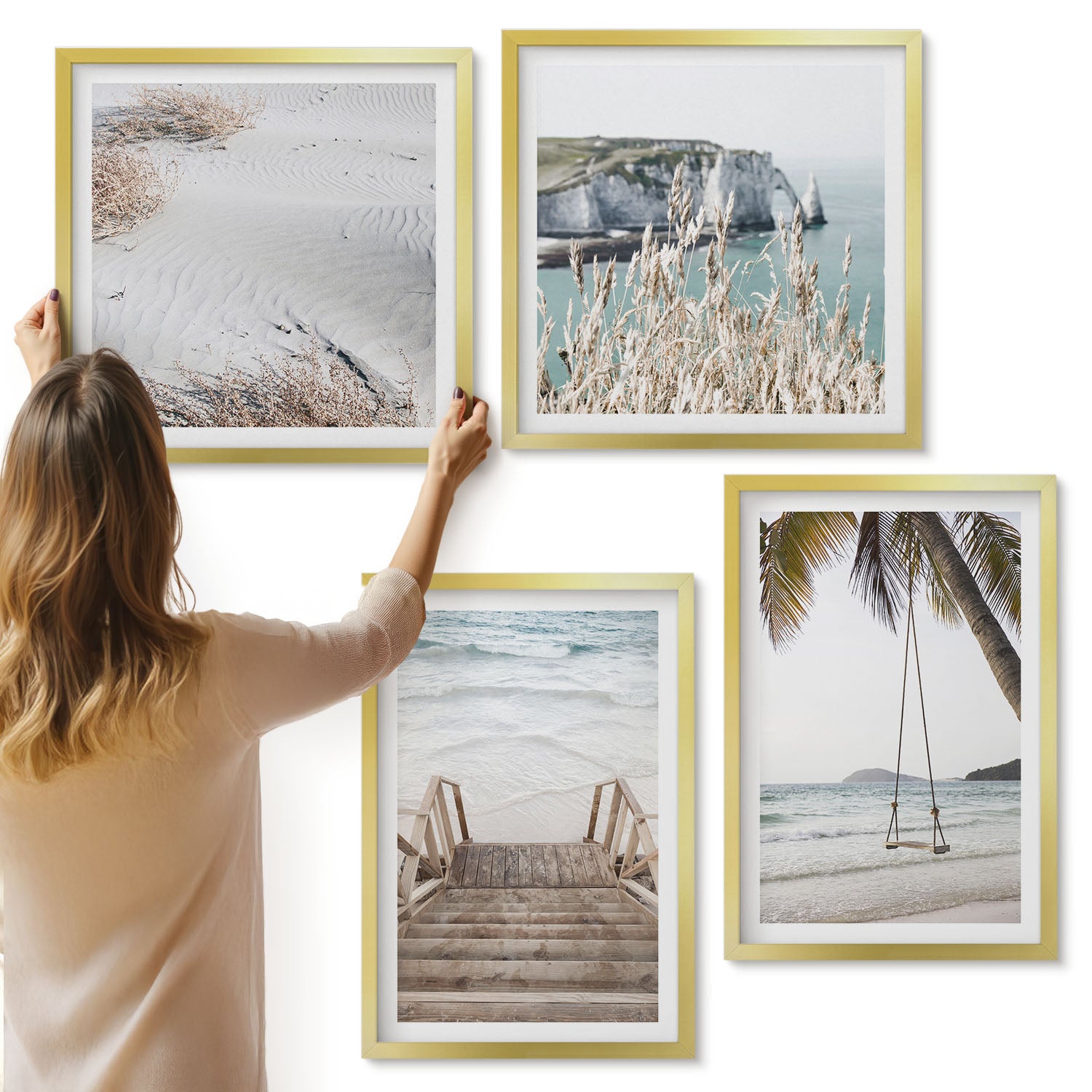 Galeria ścienna 4-częściowy komplet obrazów w złotych ramach - Plaża z drewnianymi schodami i huśtawką nad morzem - ArtPrintCave