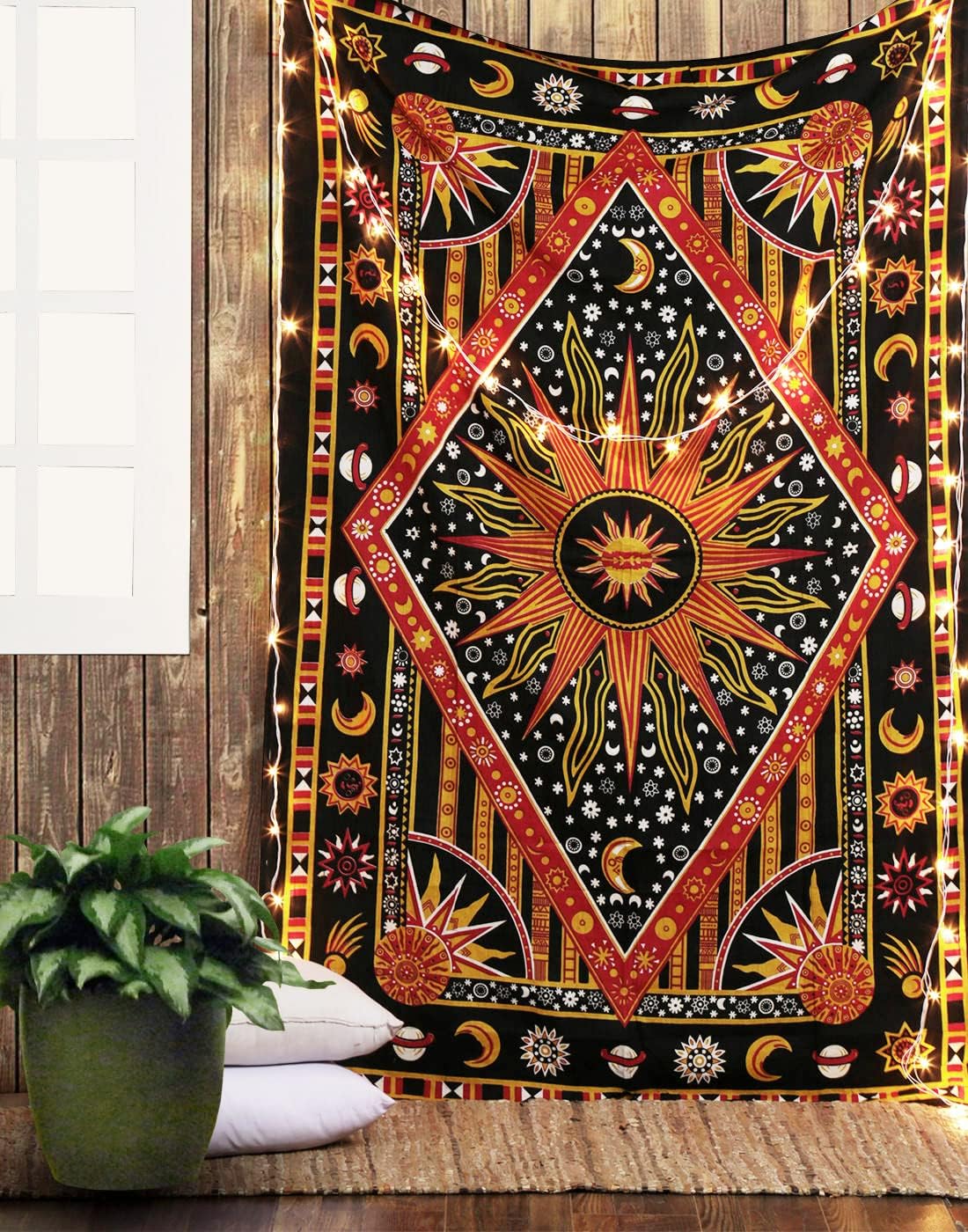 (130 x 150 cm) przedstawia radżastańską bawełnianą mandalę z motywem słońca i księżyca w stylu hipisowskim, wiszącą na ścianie