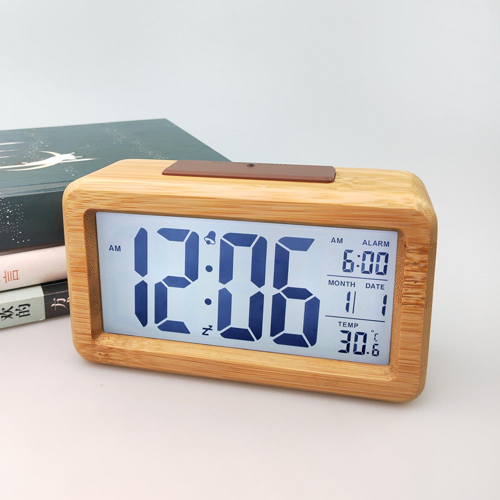 Drewniany cyfrowy budzik, cichy budzik LED marki AboveClock z wyświetlaczem daty i temperatury oraz funkcją drzemki, zasilany 3 bateriami