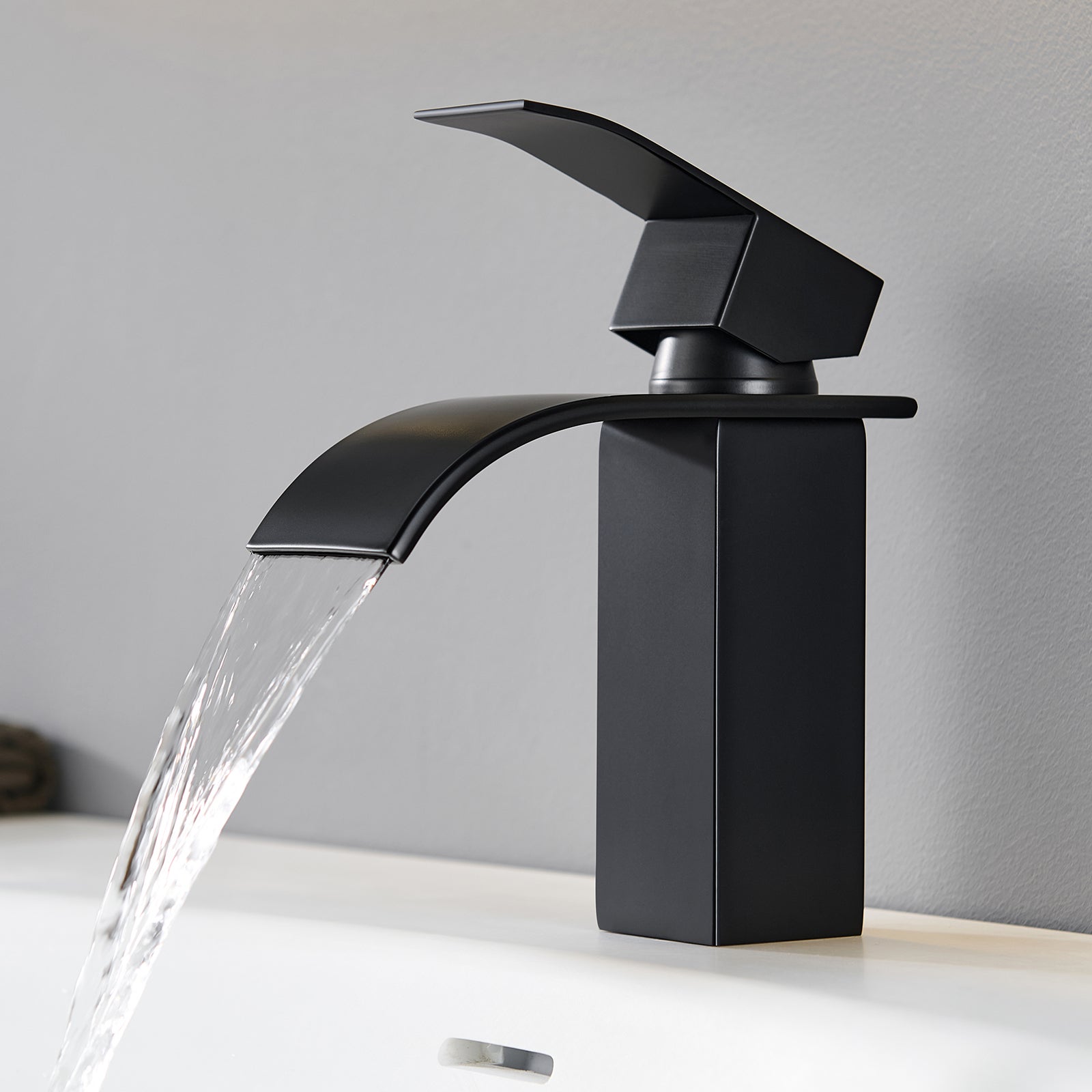 Bateria umywalkowa Cecipa Max Black Waterfall, bateria umywalkowa jednouchwytowa do łazienki, matowy czarny mosiądz
