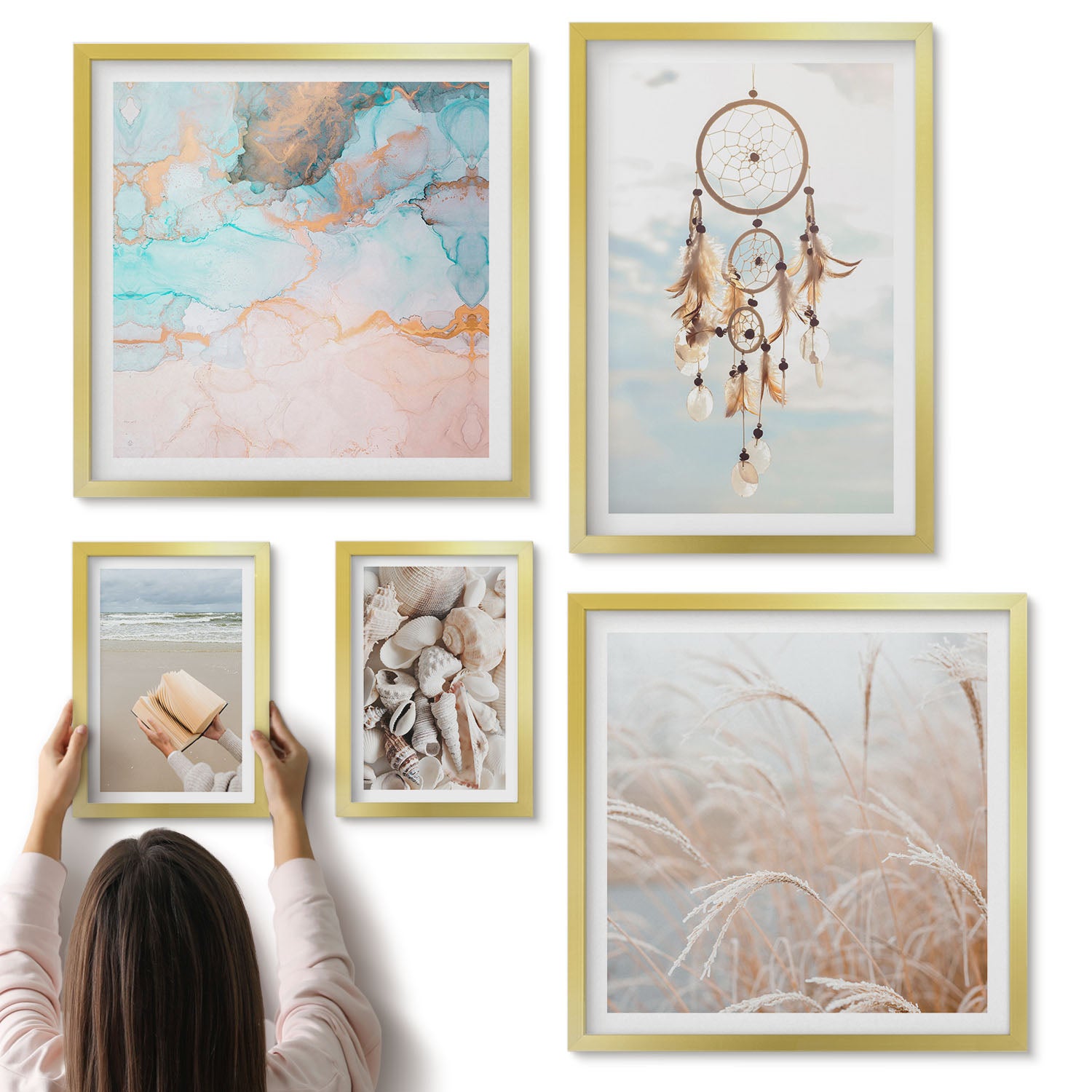 Galeria ścienna 5-częściowy komplet obrazów w złotych ramach - Styl boho marzenia o plaży i naturze w delikatnych tonach - ArtPrintCave