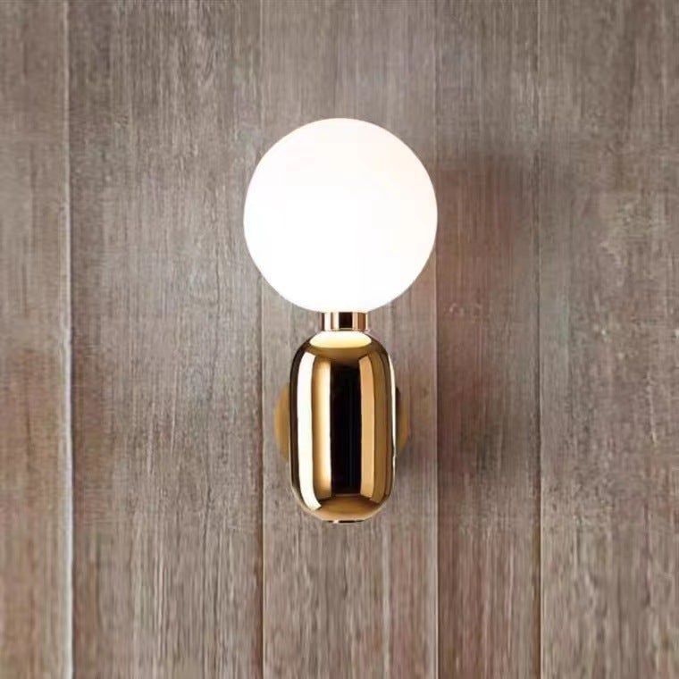 Minimalistyczna skandynawska lampa ścienna z żarówką E27 i luksusowym szklanym kloszem do salonu, sypialni i stolika nocnego.
