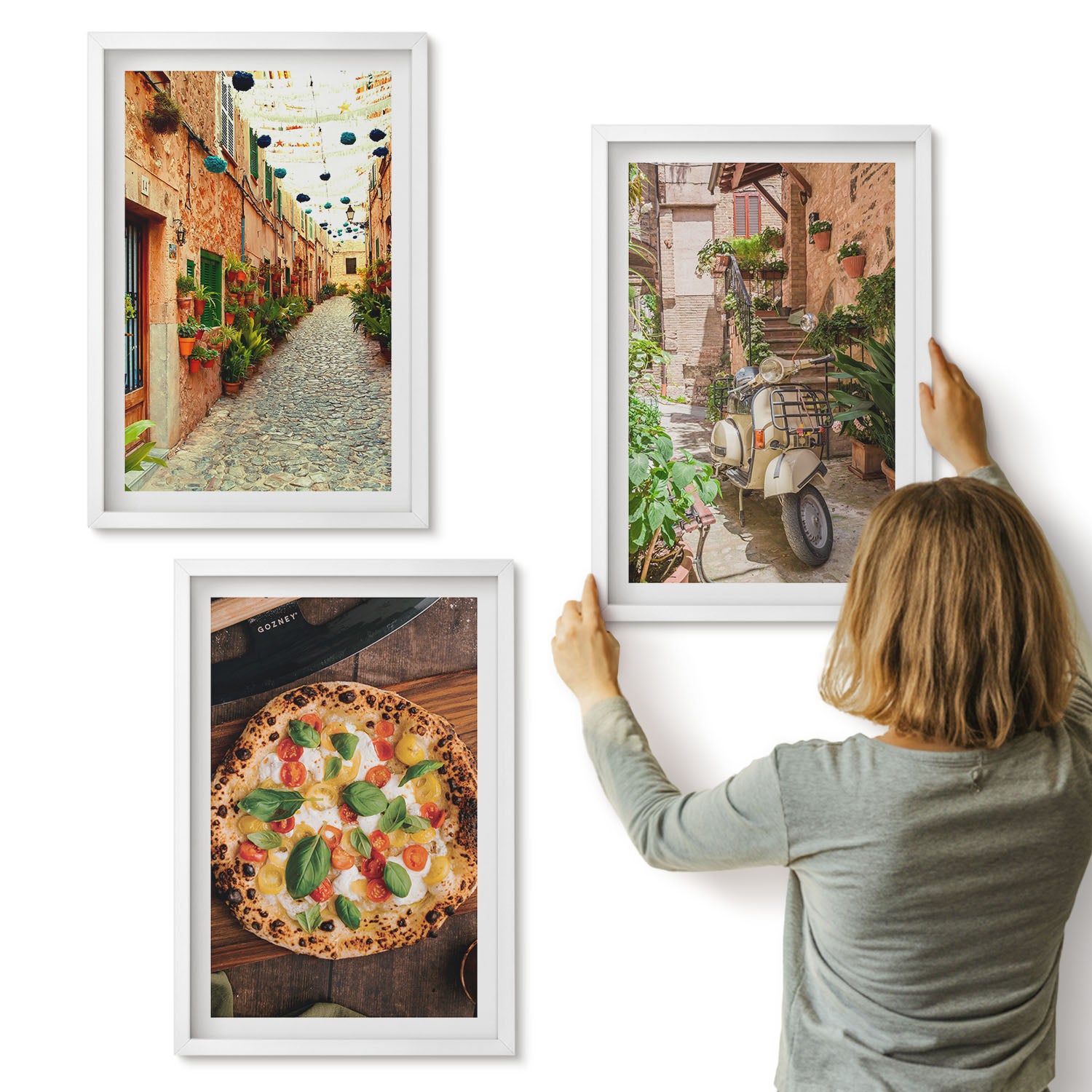 Galeria ścienna 3-częściowy komplet obrazów w białych ramach - Urokliwe uliczki z roślinnością i włoska pizza - ArtPrintCave