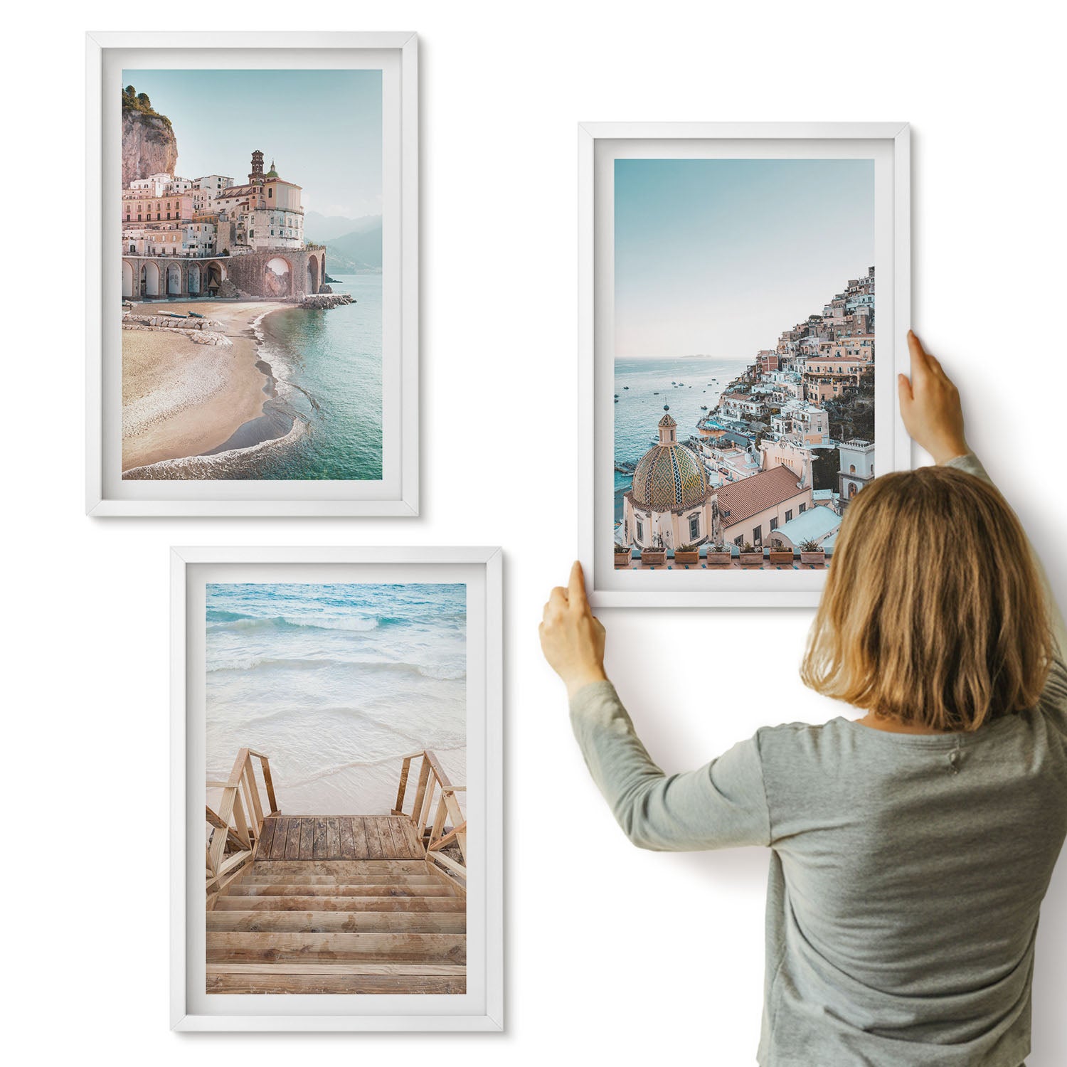 Galeria ścienna 3-częściowy komplet obrazów w białych ramach - Letnie pastelowe widoki z nadmorską architekturą i plażą - ArtPrintCave