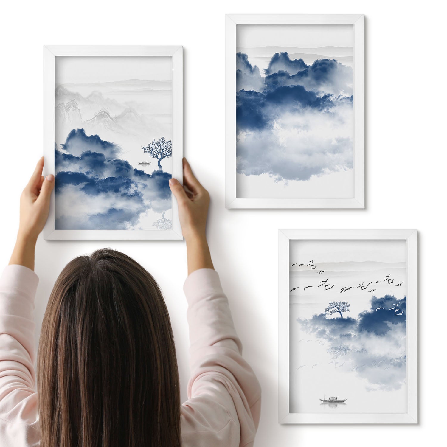 Galeria ścienna 3-częściowy komplet obrazów w białych ramach - Góry chmur z drzewami i ptakami w tle - ArtPrintCave