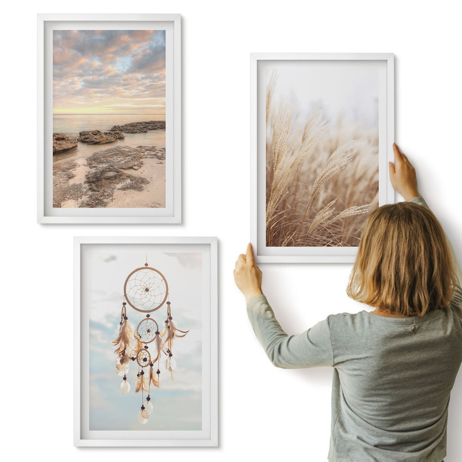 Galeria ścienna 3-częściowy komplet obrazów w białych ramach - Widok na morze z chmurami łapacz snów i trawa - ArtPrintCave