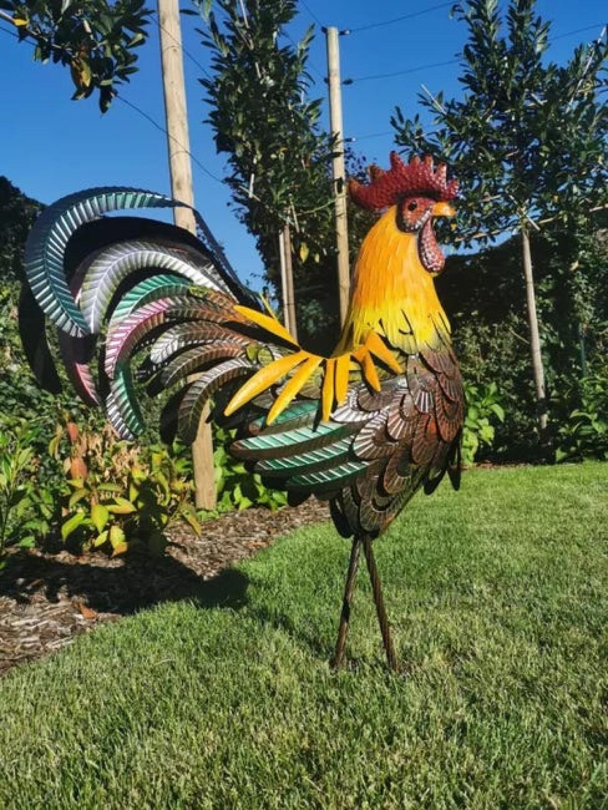 Figury i rzeźby kogutów ogrodowych, koguty metalowe, zwierzęta na podwórku, dekoracja trawnika, figura artystyczna na zewnątrz, podwórko, podwórko