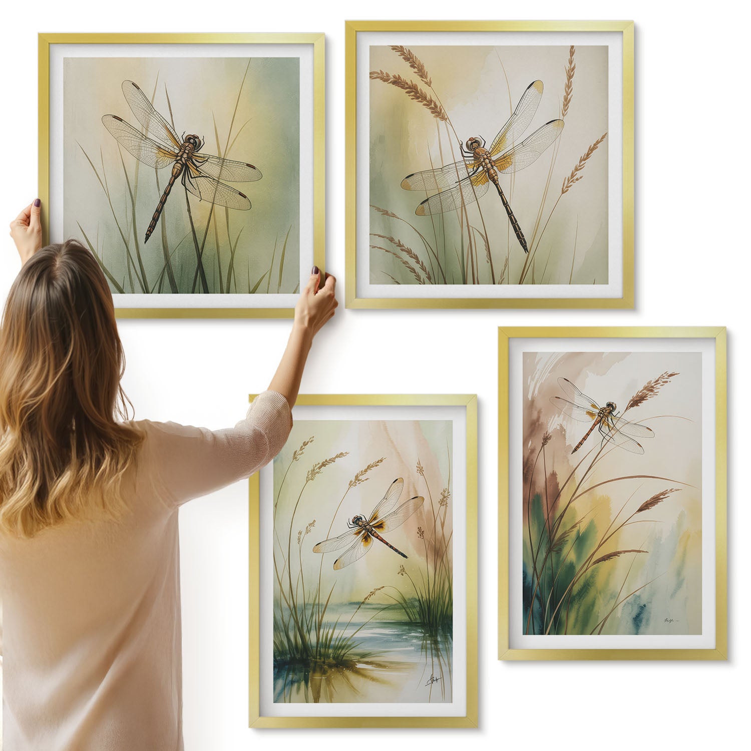 Galeria ścienna 4-częściowy komplet obrazów w złotych ramach - Ważki wśród traw nad wodą w malarskim stylu - ArtPrintCave