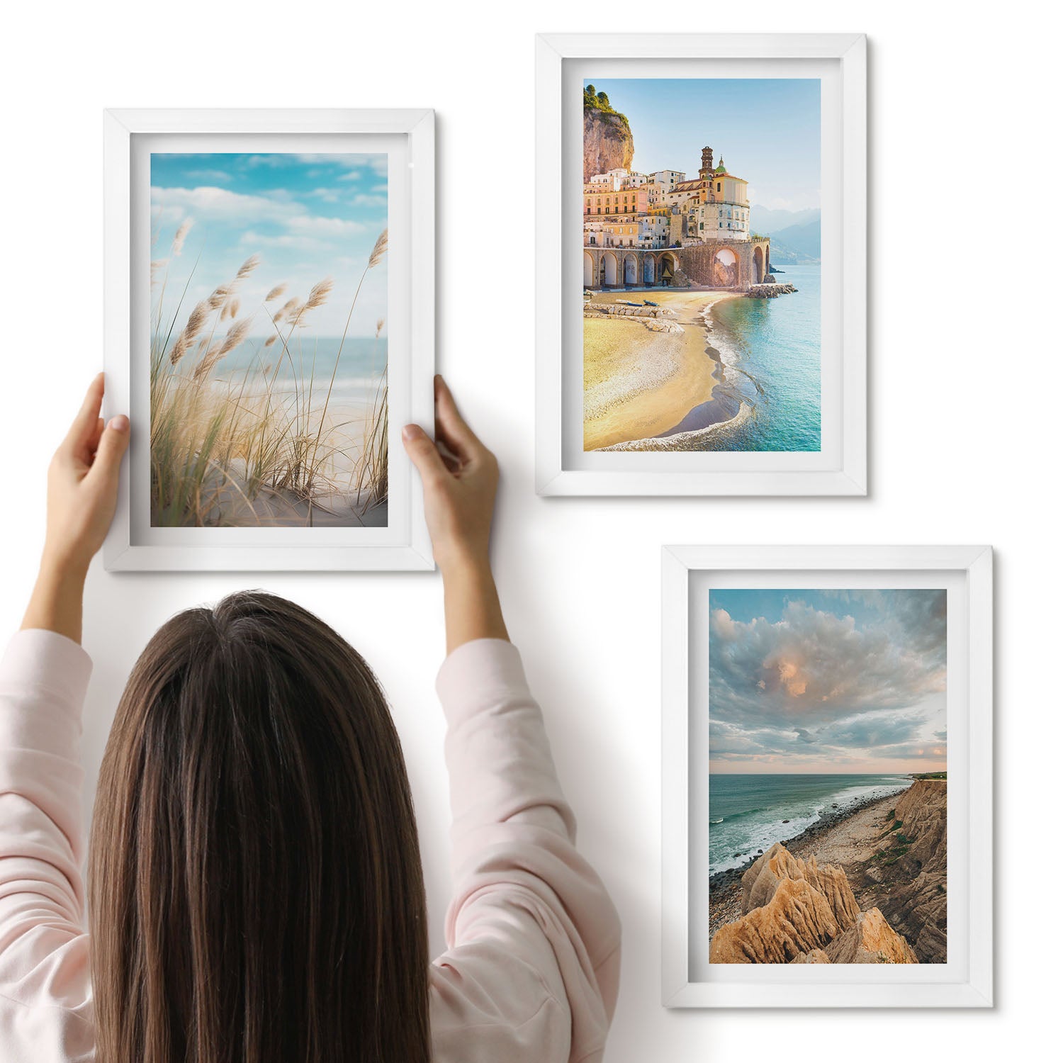Galeria ścienna 3-częściowy komplet obrazów w białych ramach - Krajobrazy nadmorskie z plażą miastem i klifami - ArtPrintCave