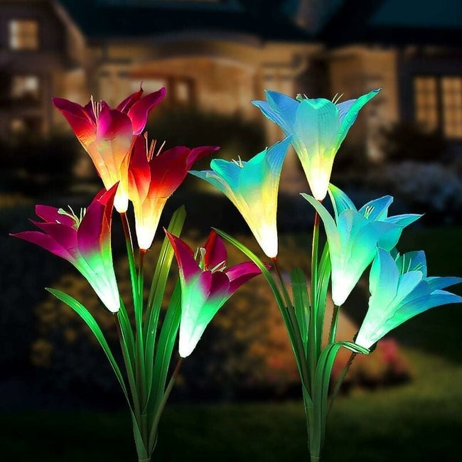 Zewnętrzne lampy solarne do ogrodu, 8 wielokolorowych, zmieniających się lamp LED Fleur de Lys na palikach do ogrodu i na patio (niebieskie i fioleto
