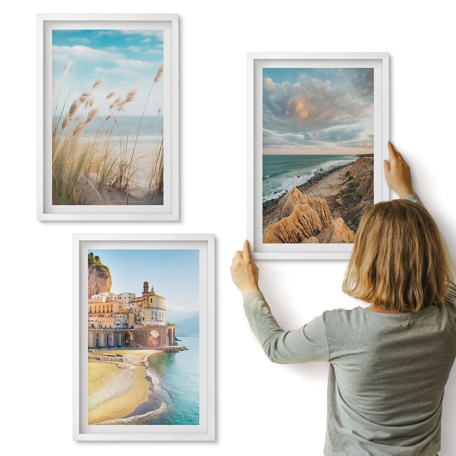 Galeria ścienna 3-częściowy komplet obrazów w białych ramach - Krajobrazy nadmorskie z plażą miastem i klifami - ArtPrintCave