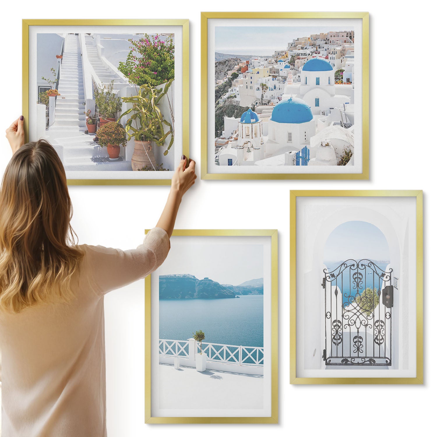 Galeria ścienna 4-częściowy komplet obrazów w złotych ramach - Białe schody z roślinami widok na morze i brama - ArtPrintCave