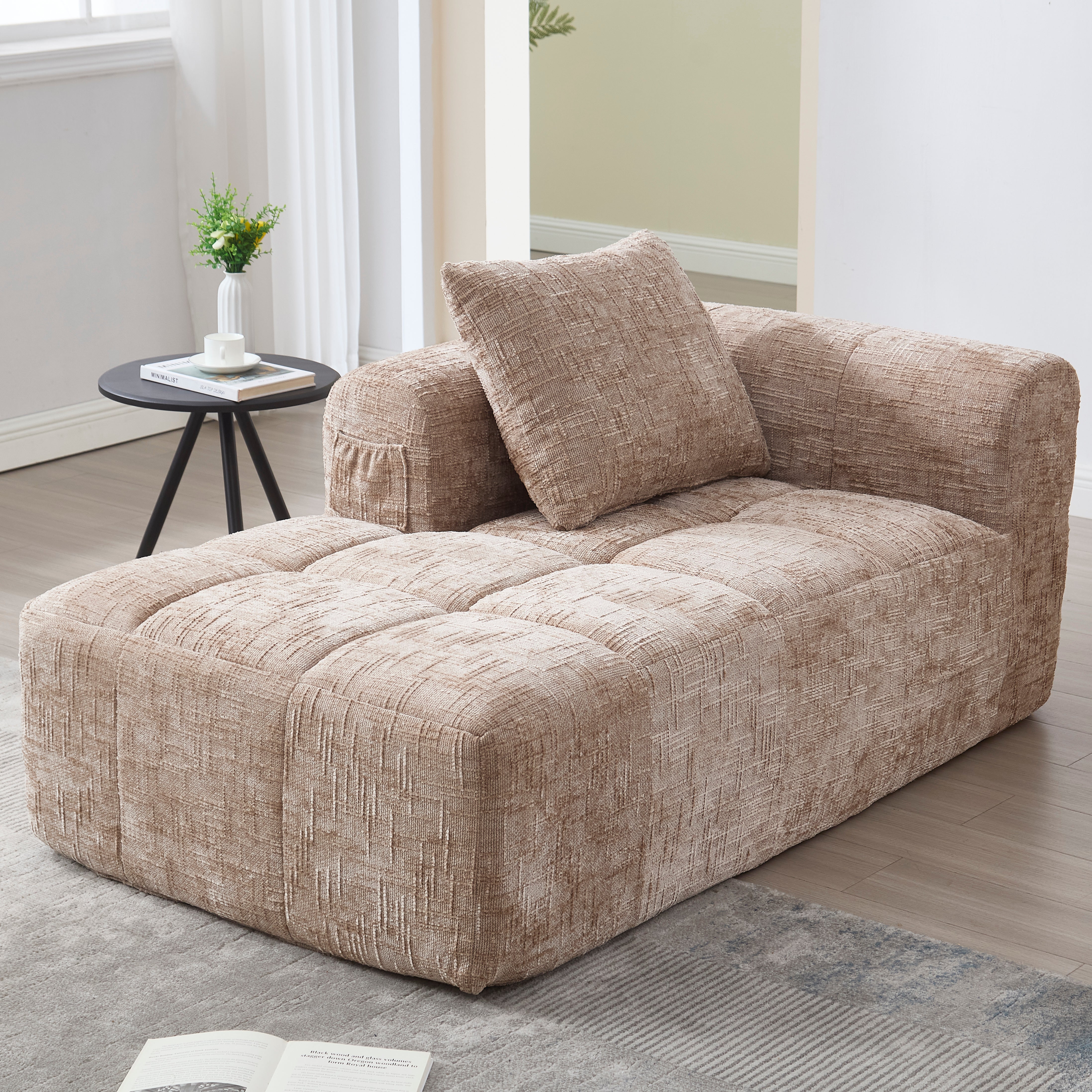 Wygodna sofa szezlong z szenilu khaki z poduszką i kieszeniami bocznymi do salonu