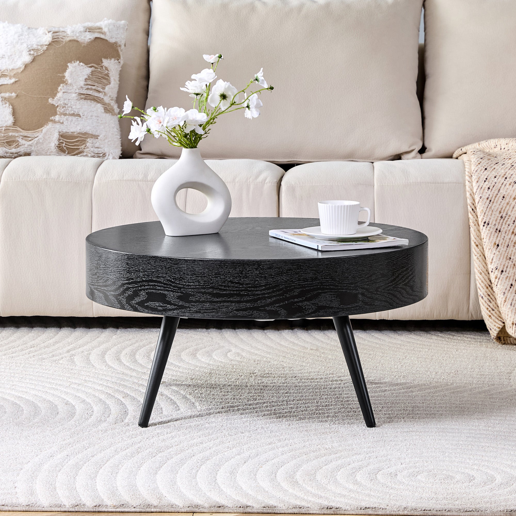 Okrągły stolik kawowy o średnicy 70 cm z imitacją czarnego drewna (MDF) i czarnymi metalowymi nogami. Minimalistyczny design idealny do salonów i