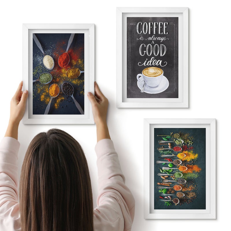 Galeria ścienna 3-częściowy komplet obrazów w białych ramach - Przyprawy kawa z filiżanką zioła kuchenne wzory - ArtPrintCave