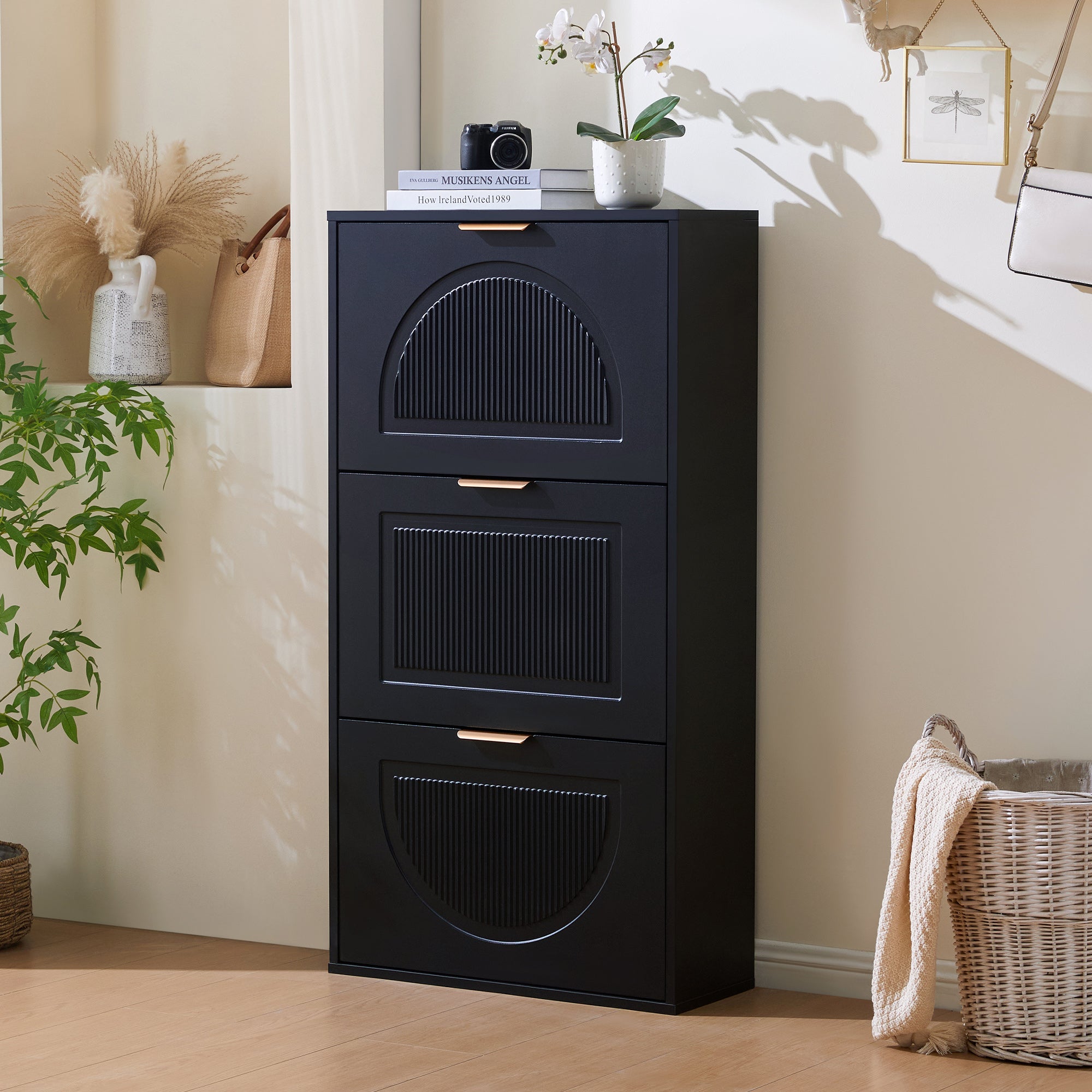 Szafka na buty z 3 drzwiami uchylnymi - 60 x 24 x 114 cm - MDF i złote uchwyty - Czarna
